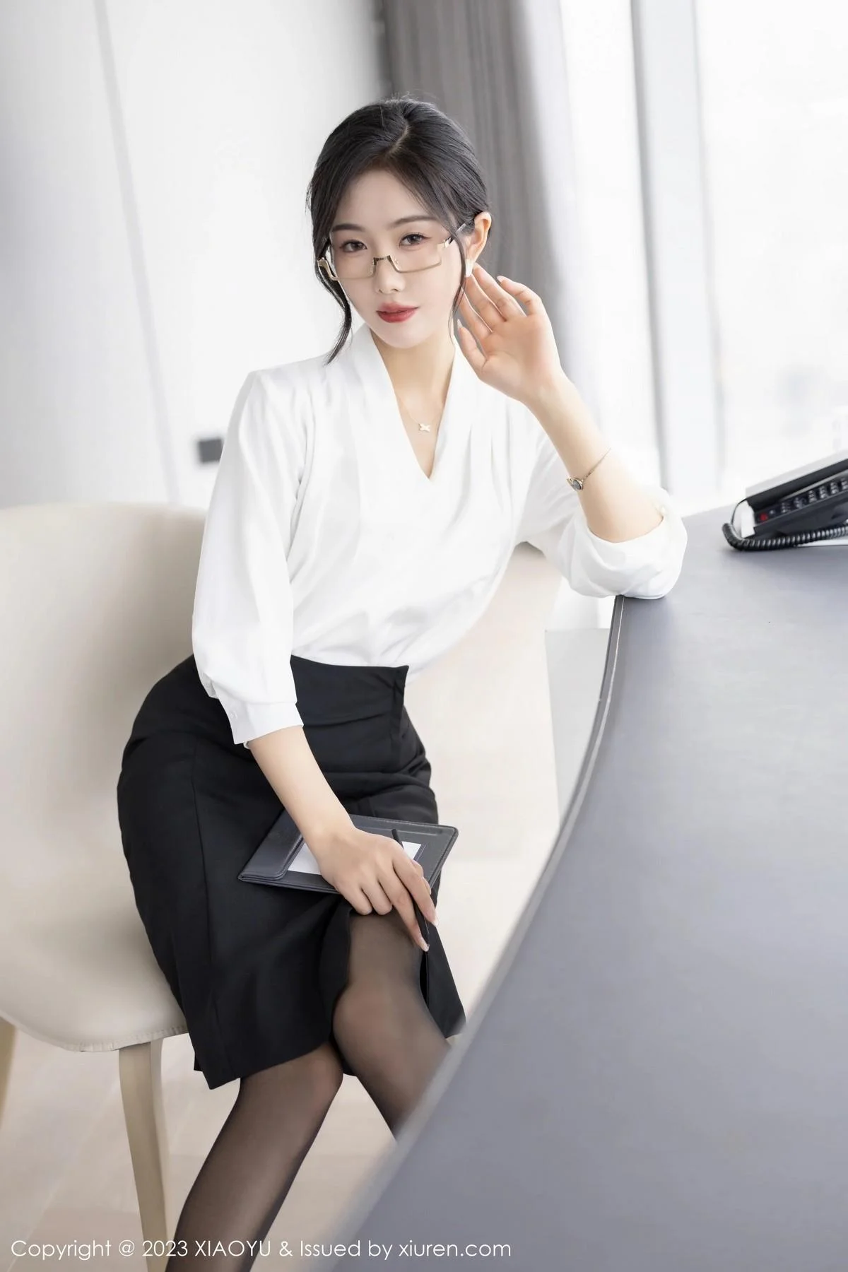 苏苏阿OL职业装露白色蕾丝内衣秀曼妙身姿迷人绝美写真 第 10 张