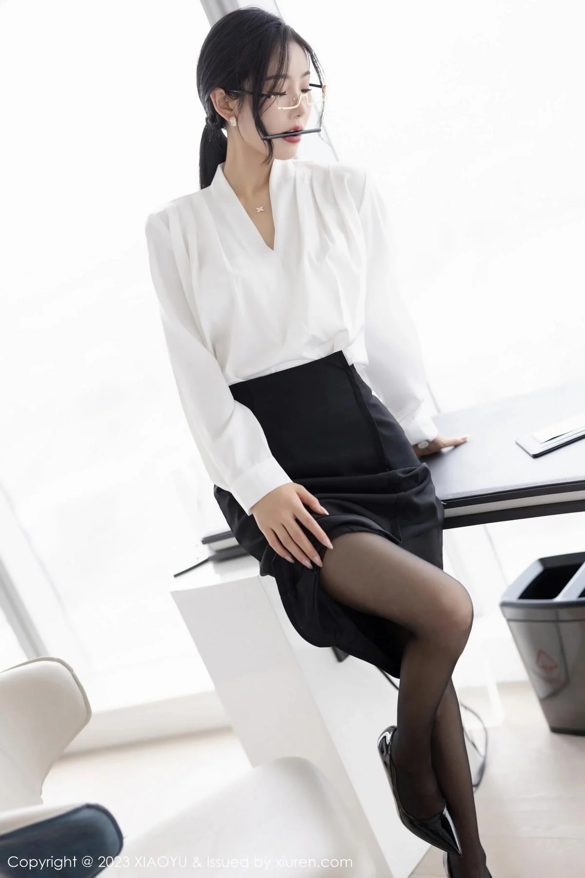 苏苏阿OL职业装露白色蕾丝内衣秀曼妙身姿迷人绝美写真 第 14 张