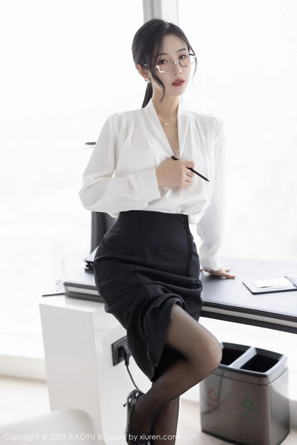 苏苏阿OL职业装露白色蕾丝内衣秀曼妙身姿迷人绝美写真 第 15 张
