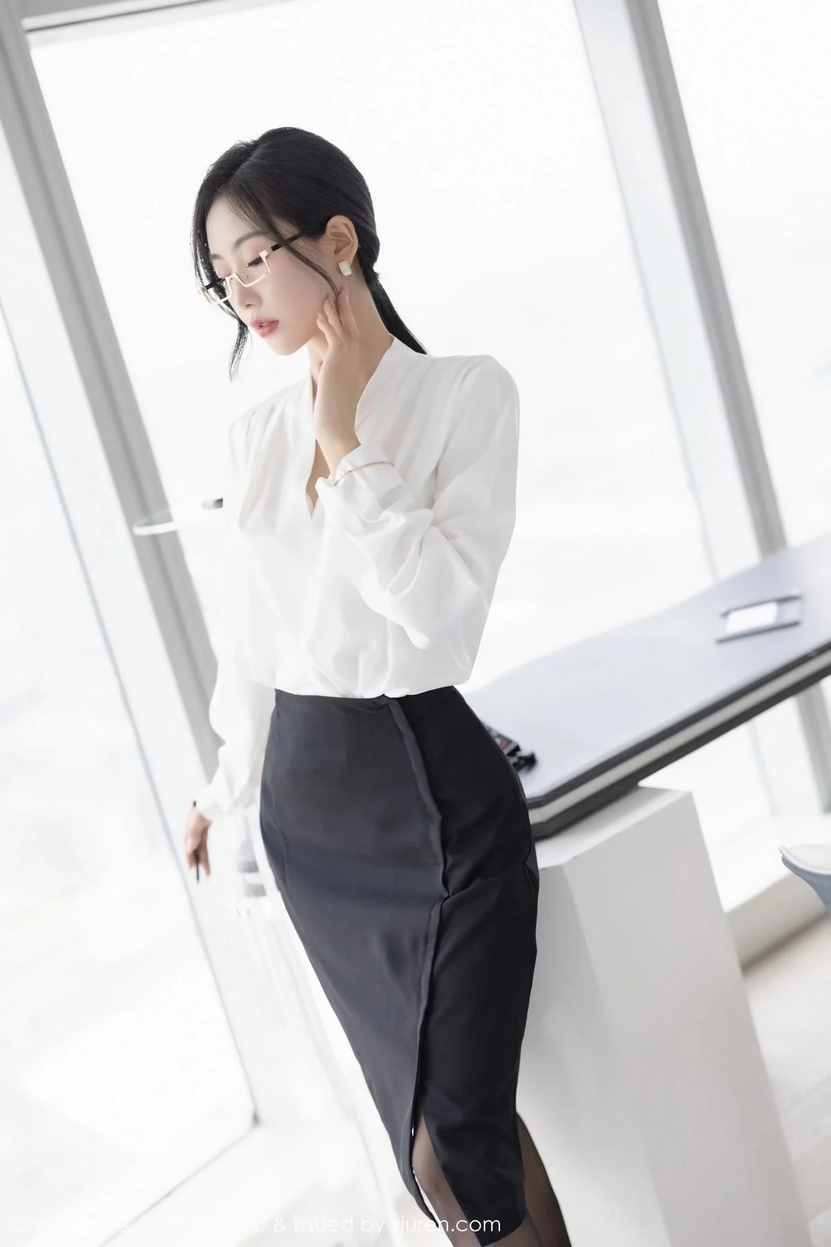 苏苏阿OL职业装露白色蕾丝内衣秀曼妙身姿迷人绝美写真 第 17 张