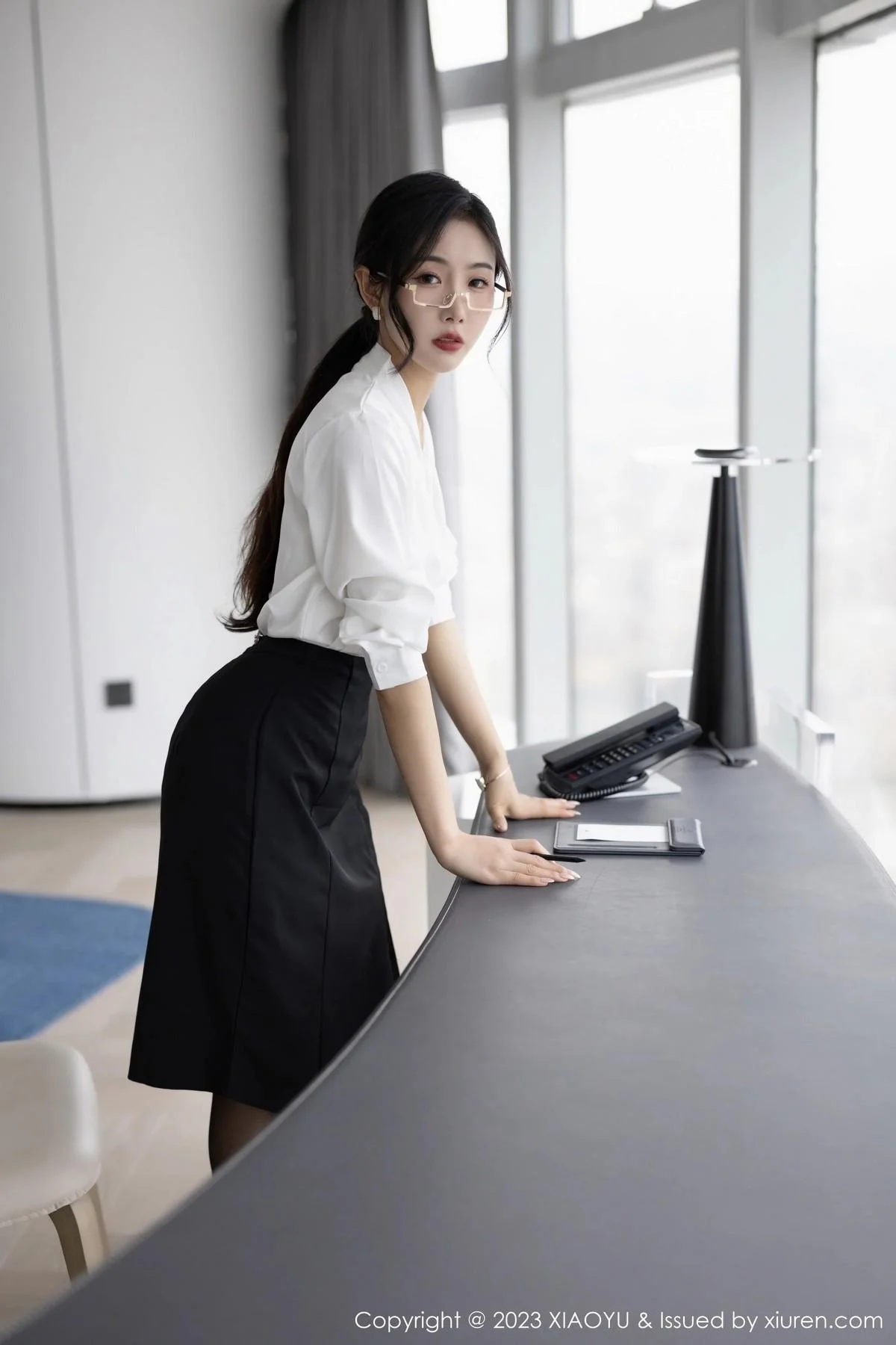 苏苏阿OL职业装露白色蕾丝内衣秀曼妙身姿迷人绝美写真 第 2 张