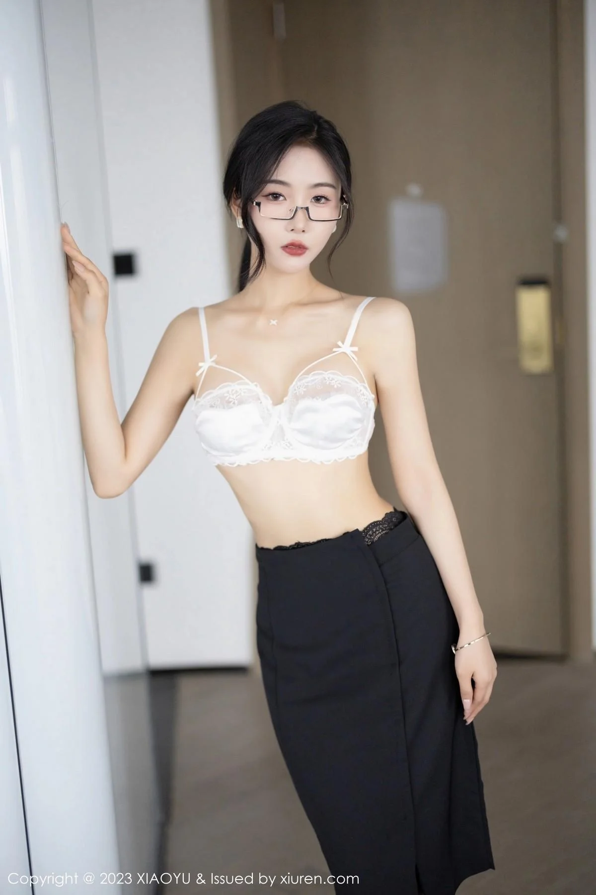 苏苏阿OL职业装露白色蕾丝内衣秀曼妙身姿迷人绝美写真 第 50 张