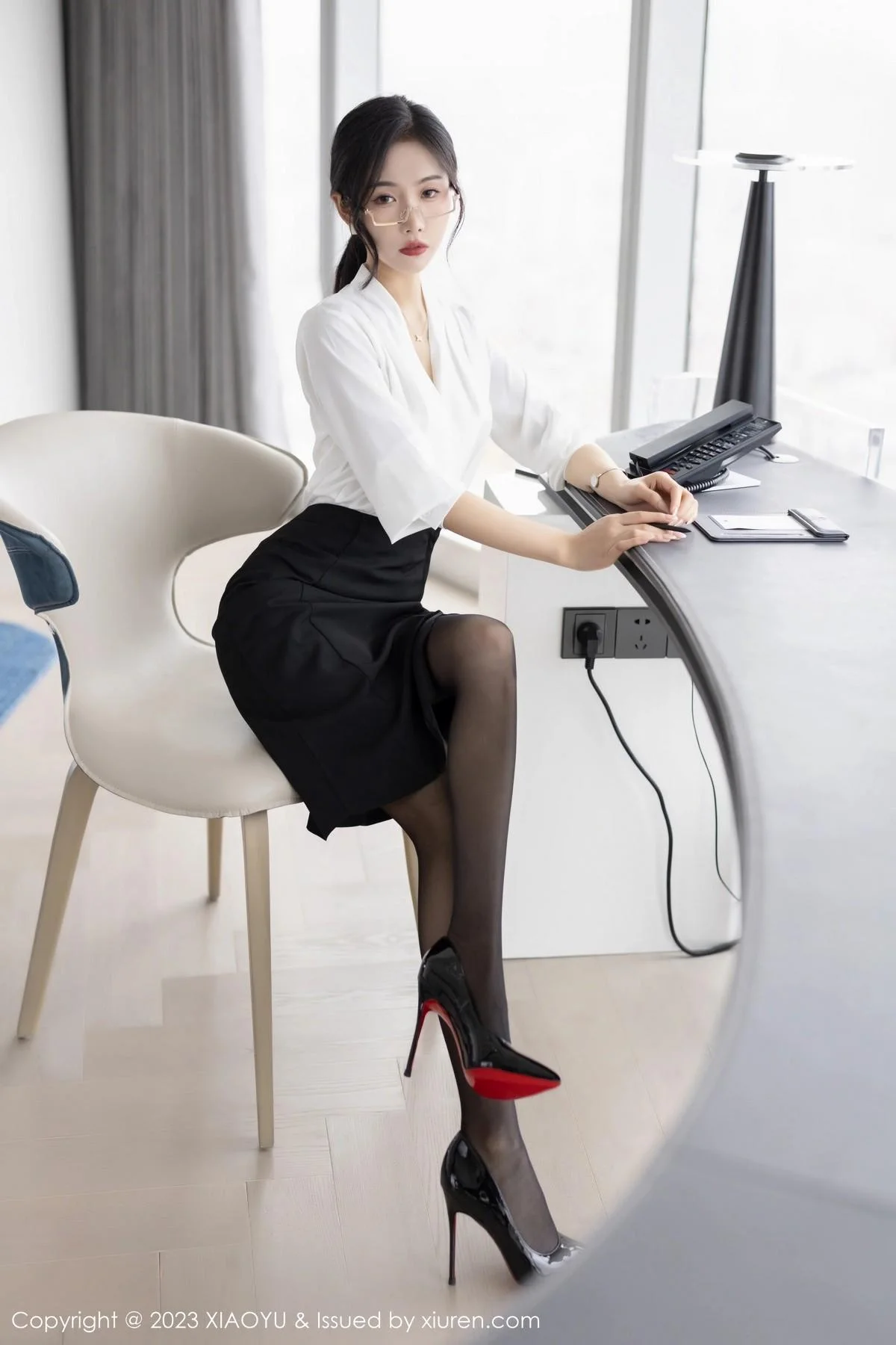 苏苏阿OL职业装露白色蕾丝内衣秀曼妙身姿迷人绝美写真 第 6 张
