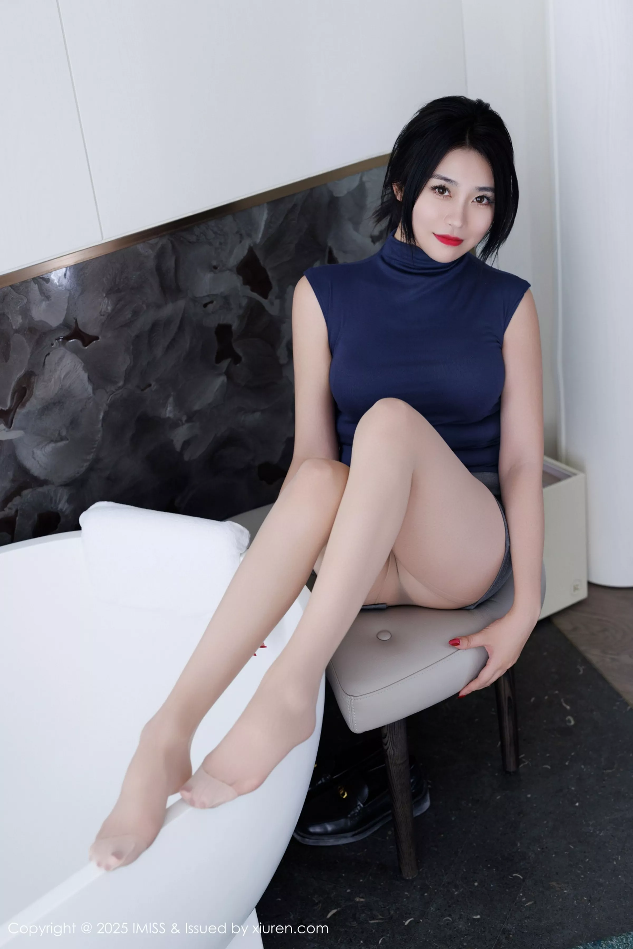 气质许诺Sabrina性感灰色包臀裙配超薄肉丝秀美腿绝美写真 第 44 张