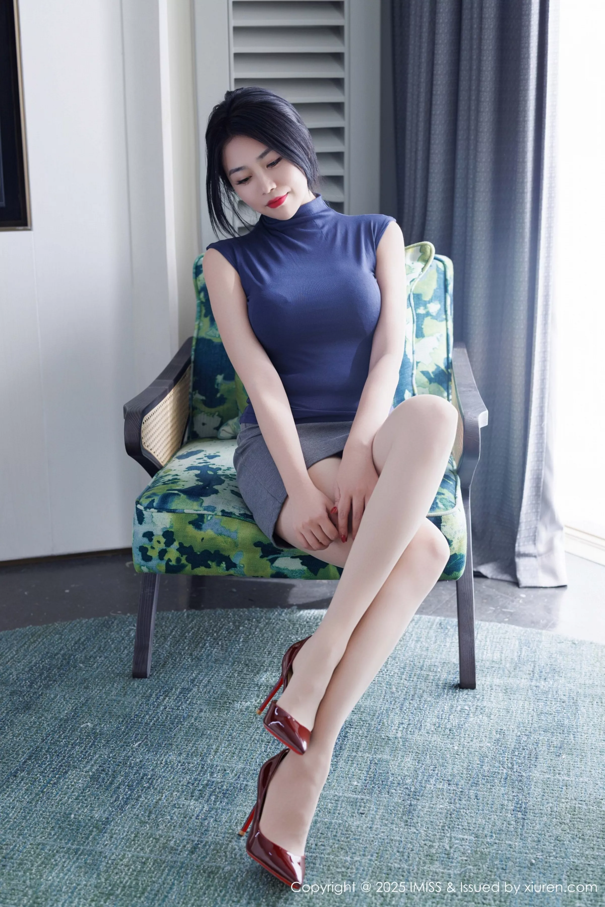 气质许诺Sabrina性感灰色包臀裙配超薄肉丝秀美腿绝美写真 第 6 张