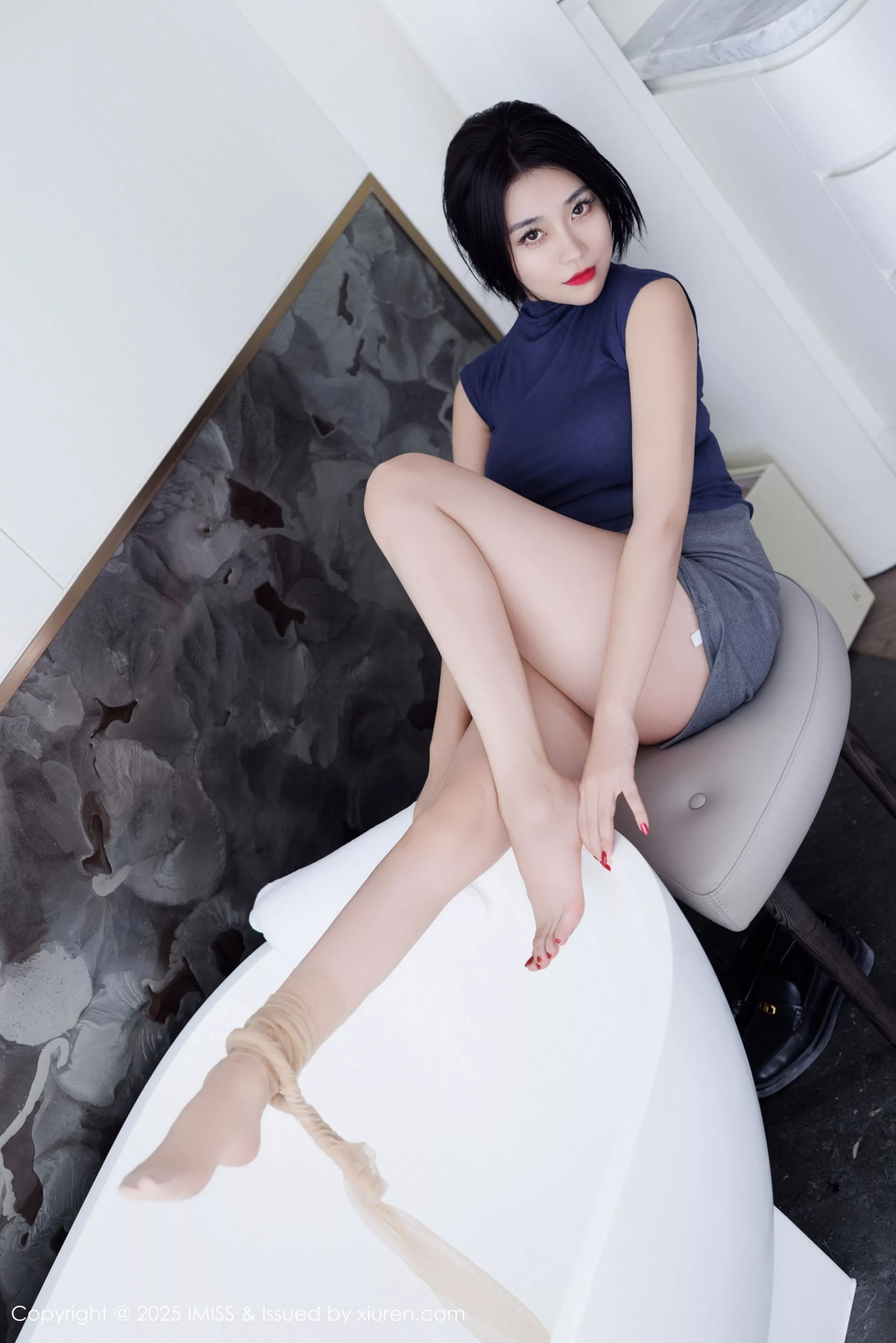 气质许诺Sabrina性感灰色包臀裙配超薄肉丝秀美腿绝美写真 第 79 张