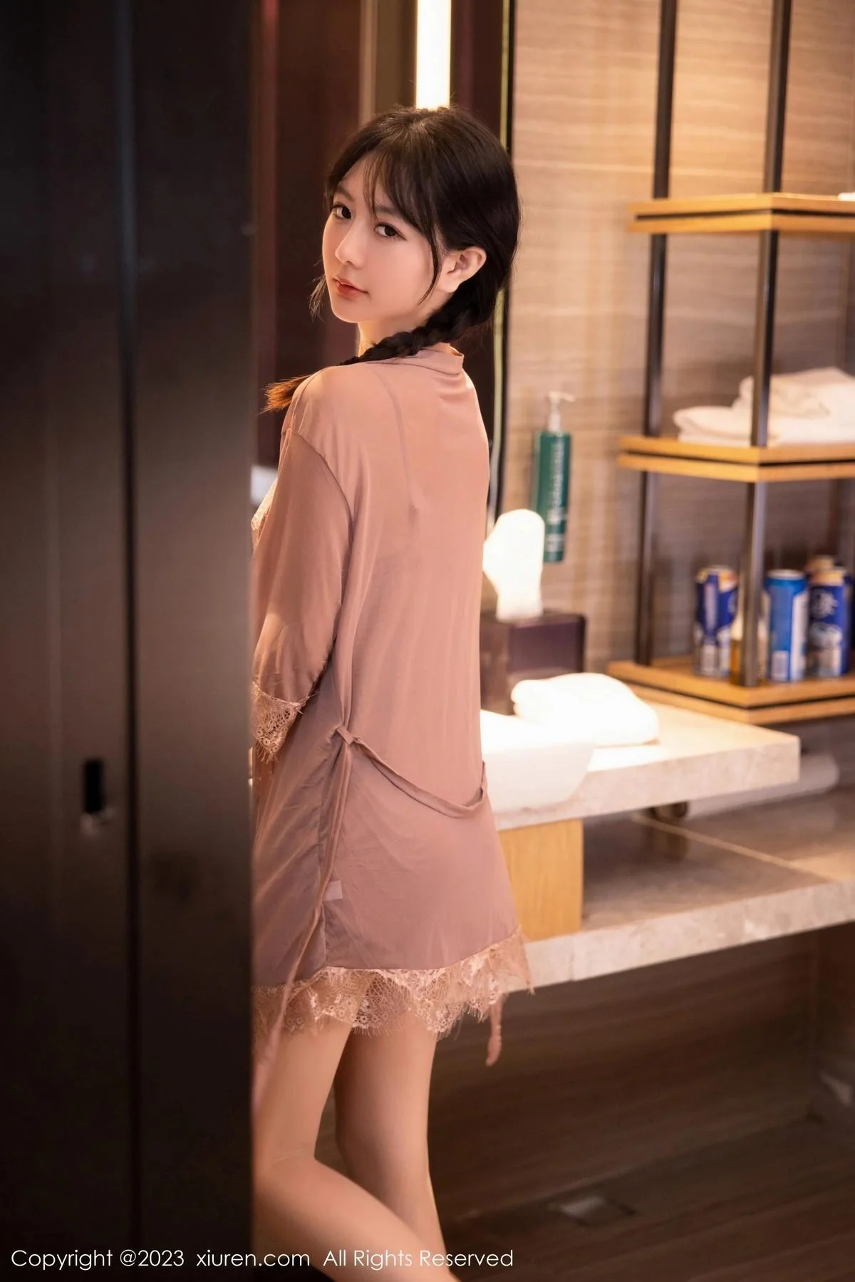 谢小蒽私房浴室红灰色轻透薄纱睡裙配超薄肉丝湿身绝美写真 第 1 张