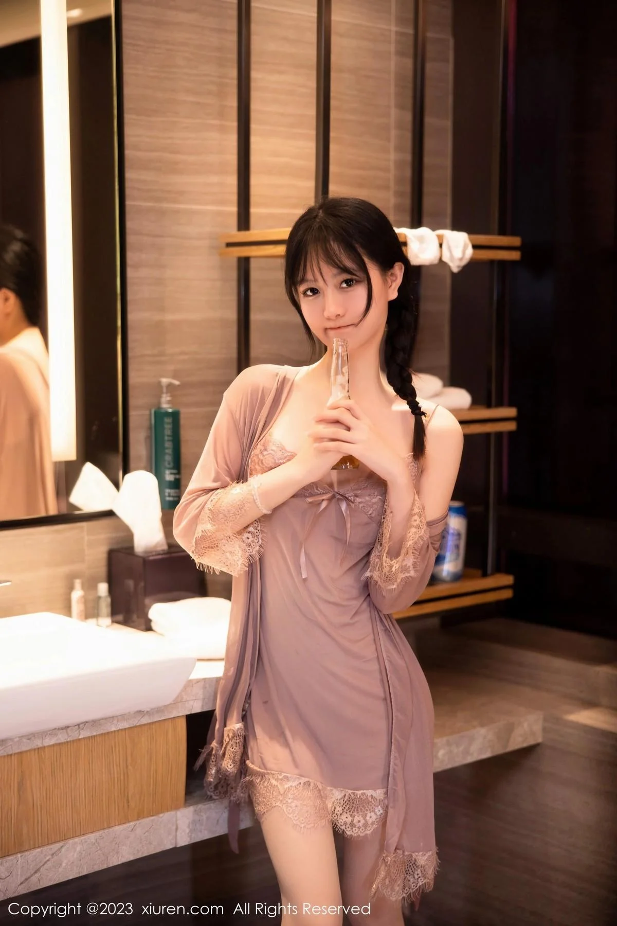 谢小蒽私房浴室红灰色轻透薄纱睡裙配超薄肉丝湿身绝美写真 第 11 张