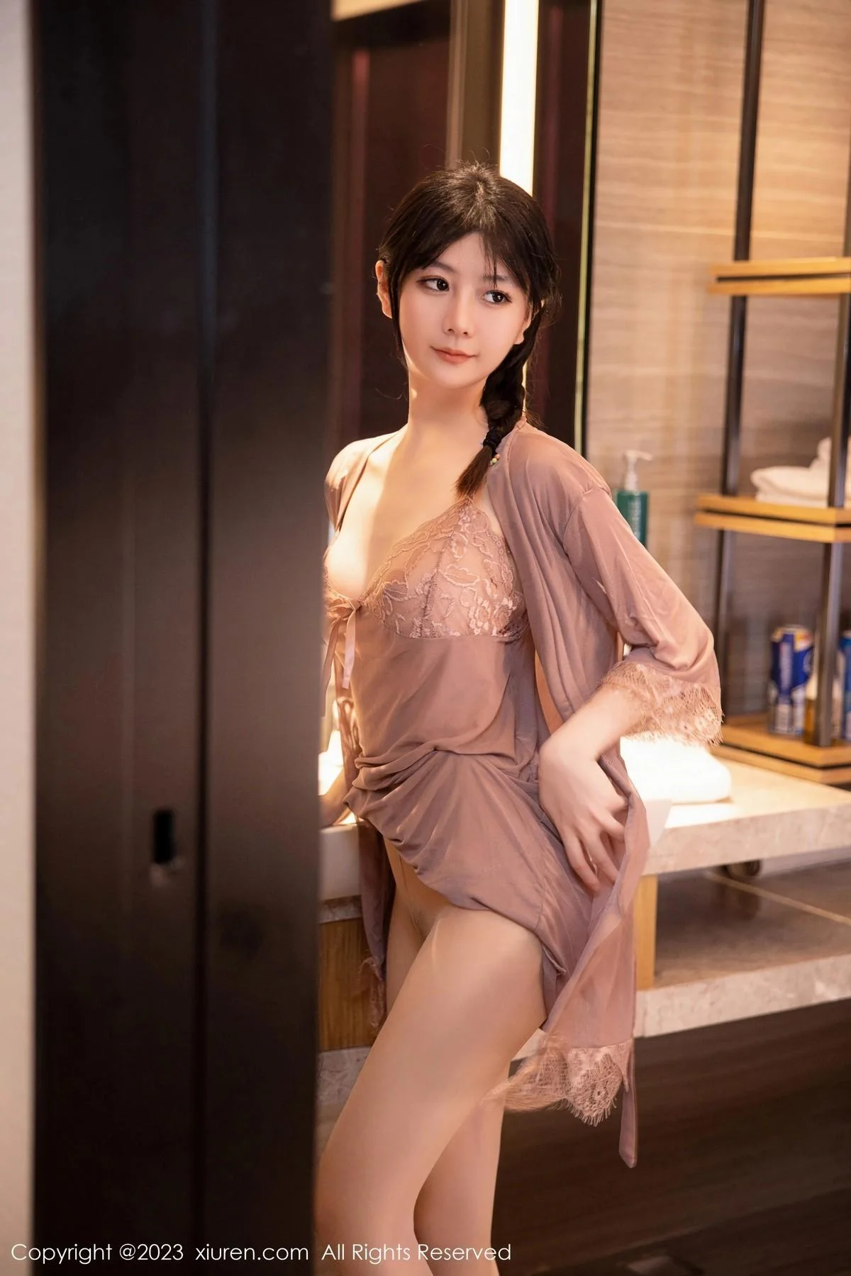 谢小蒽私房浴室红灰色轻透薄纱睡裙配超薄肉丝湿身绝美写真 第 2 张
