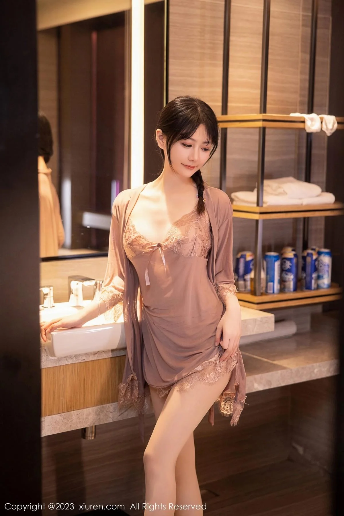 谢小蒽私房浴室红灰色轻透薄纱睡裙配超薄肉丝湿身绝美写真 第 3 张