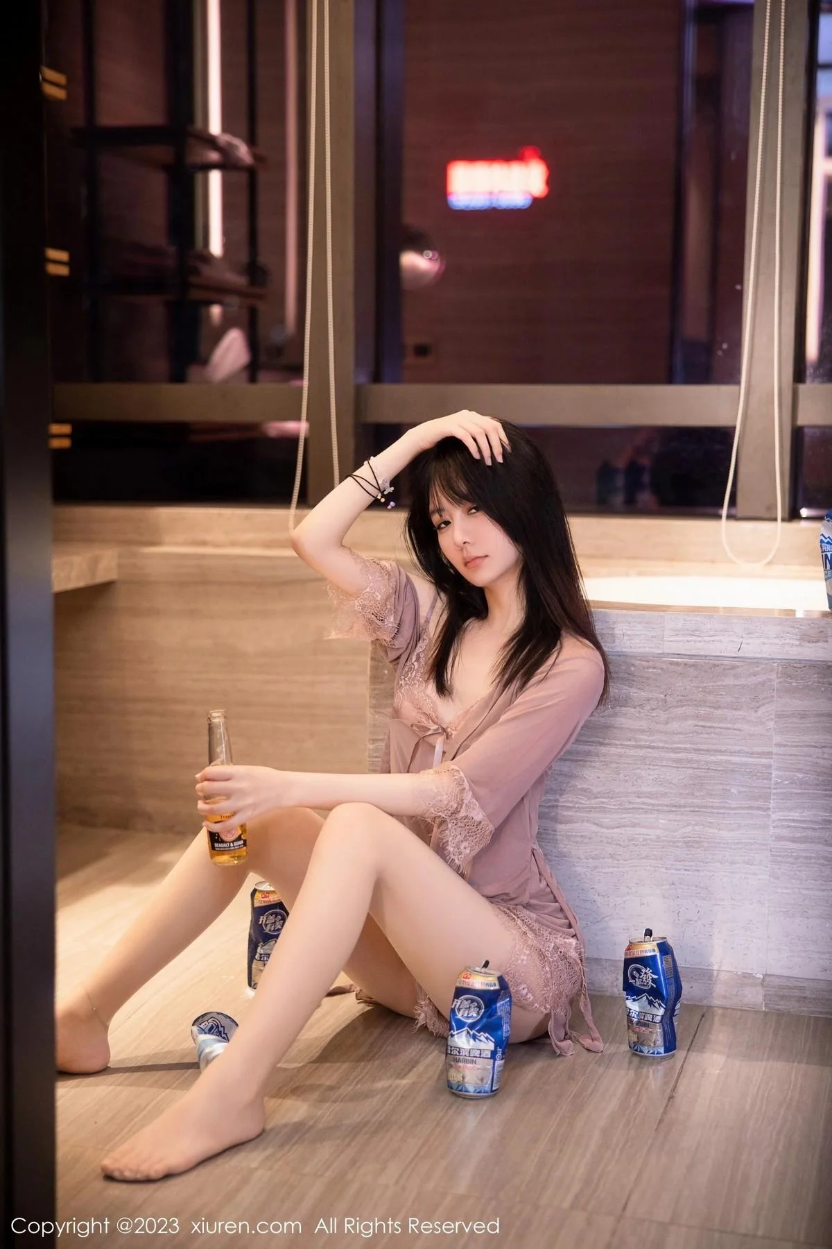 谢小蒽私房浴室红灰色轻透薄纱睡裙配超薄肉丝湿身绝美写真 第 33 张