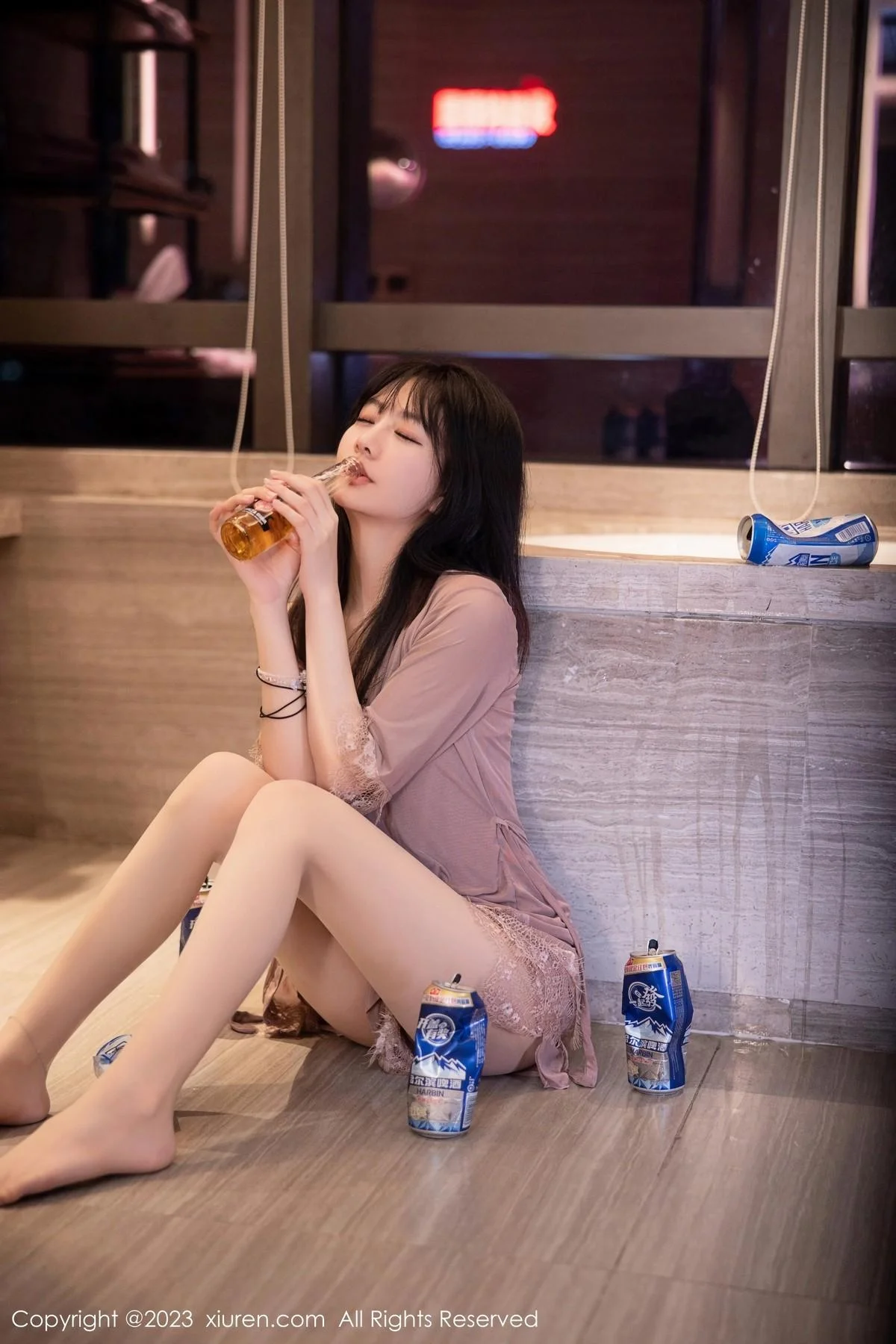 谢小蒽私房浴室红灰色轻透薄纱睡裙配超薄肉丝湿身绝美写真 第 36 张