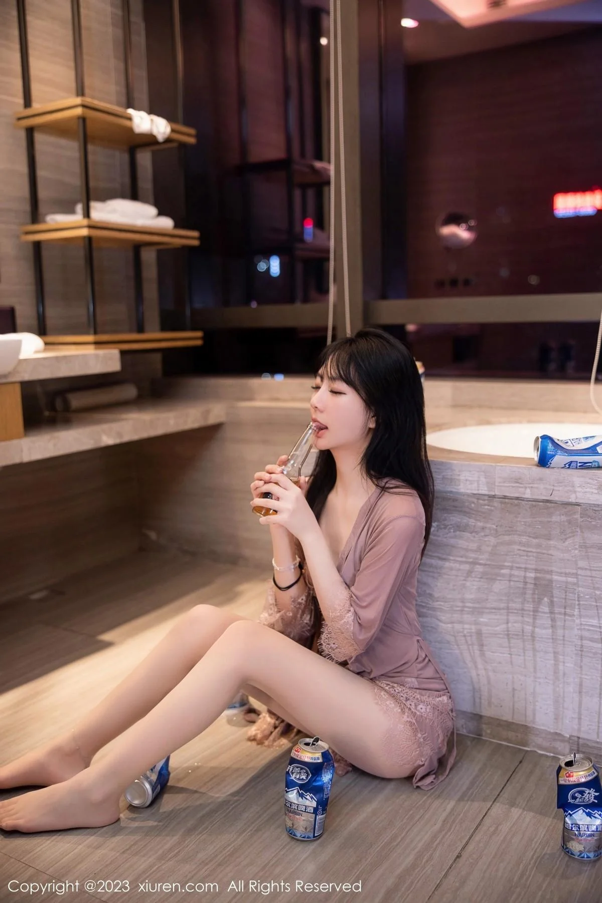 谢小蒽私房浴室红灰色轻透薄纱睡裙配超薄肉丝湿身绝美写真 第 38 张