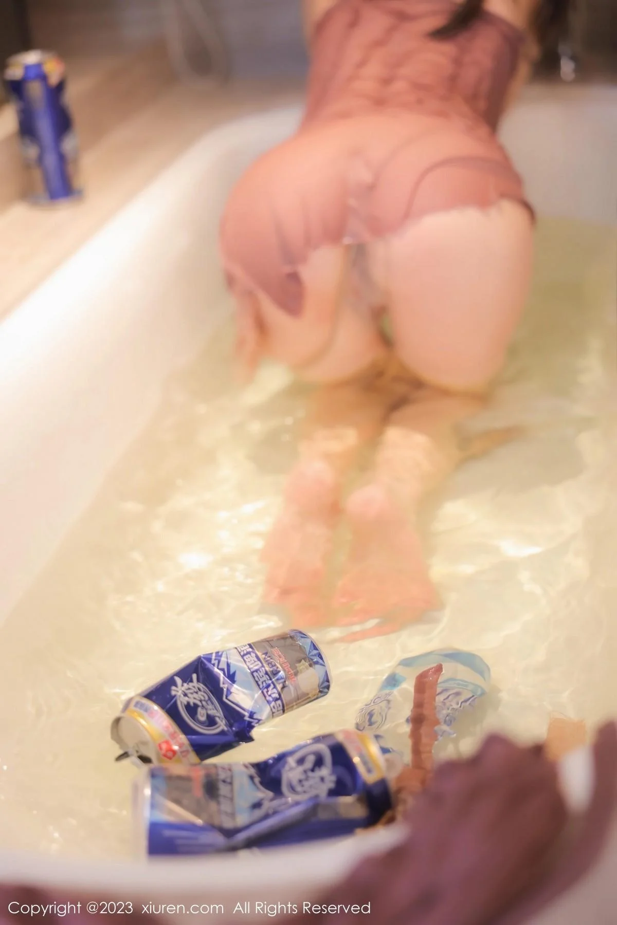 谢小蒽私房浴室红灰色轻透薄纱睡裙配超薄肉丝湿身绝美写真 第 59 张