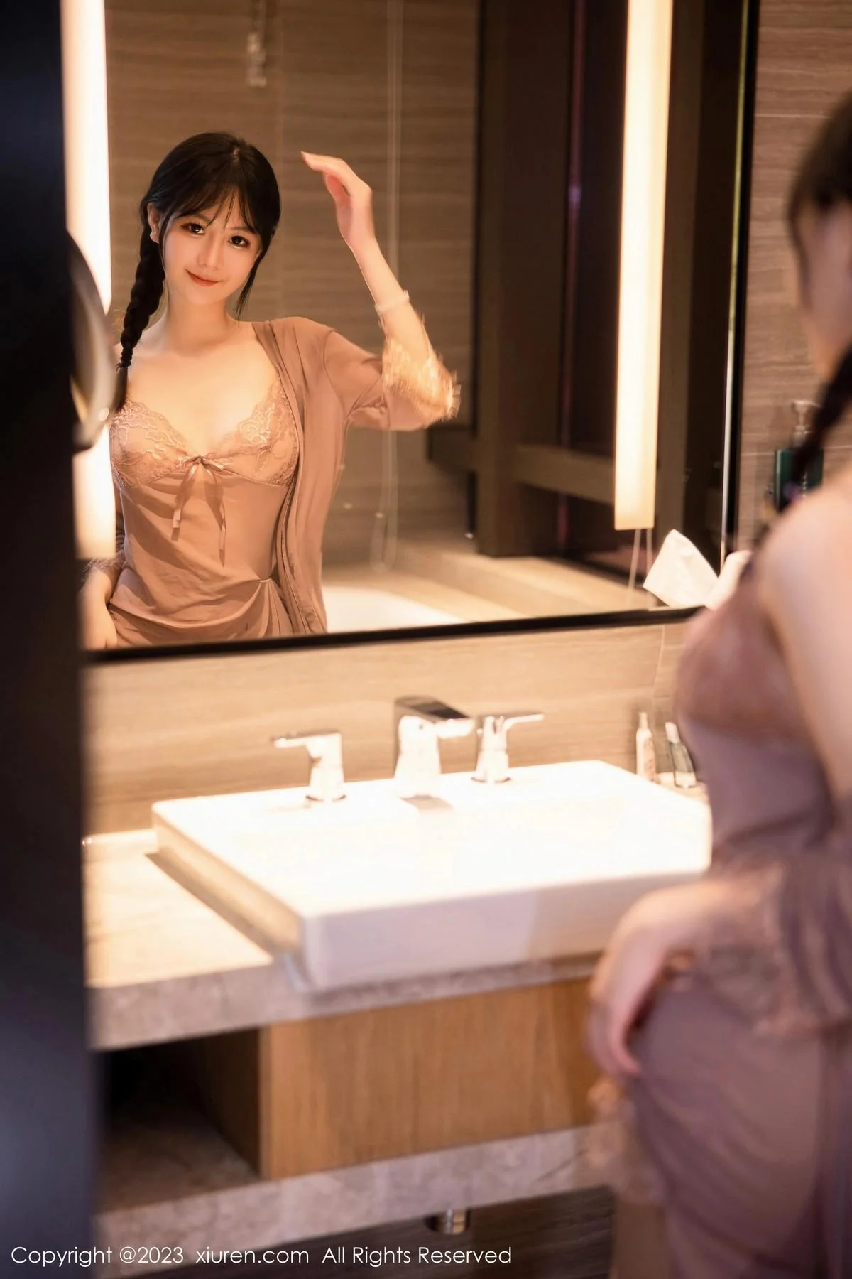 谢小蒽私房浴室红灰色轻透薄纱睡裙配超薄肉丝湿身绝美写真 第 7 张