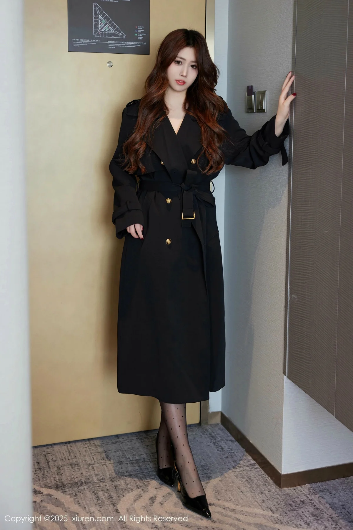 蛋蛋宝黑色OL服饰露性感黑色情趣内衣秀丰腴身材绝美写真 第 9 张