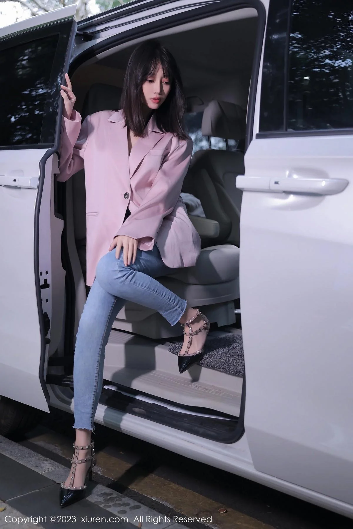 玥儿玥er万宁旅拍粉灰色上衣配牛仔裤露白色内衣绝美写真 第 1 张