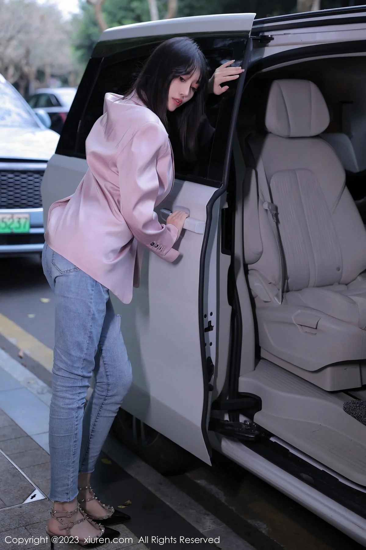 玥儿玥er万宁旅拍粉灰色上衣配牛仔裤露白色内衣绝美写真 第 10 张
