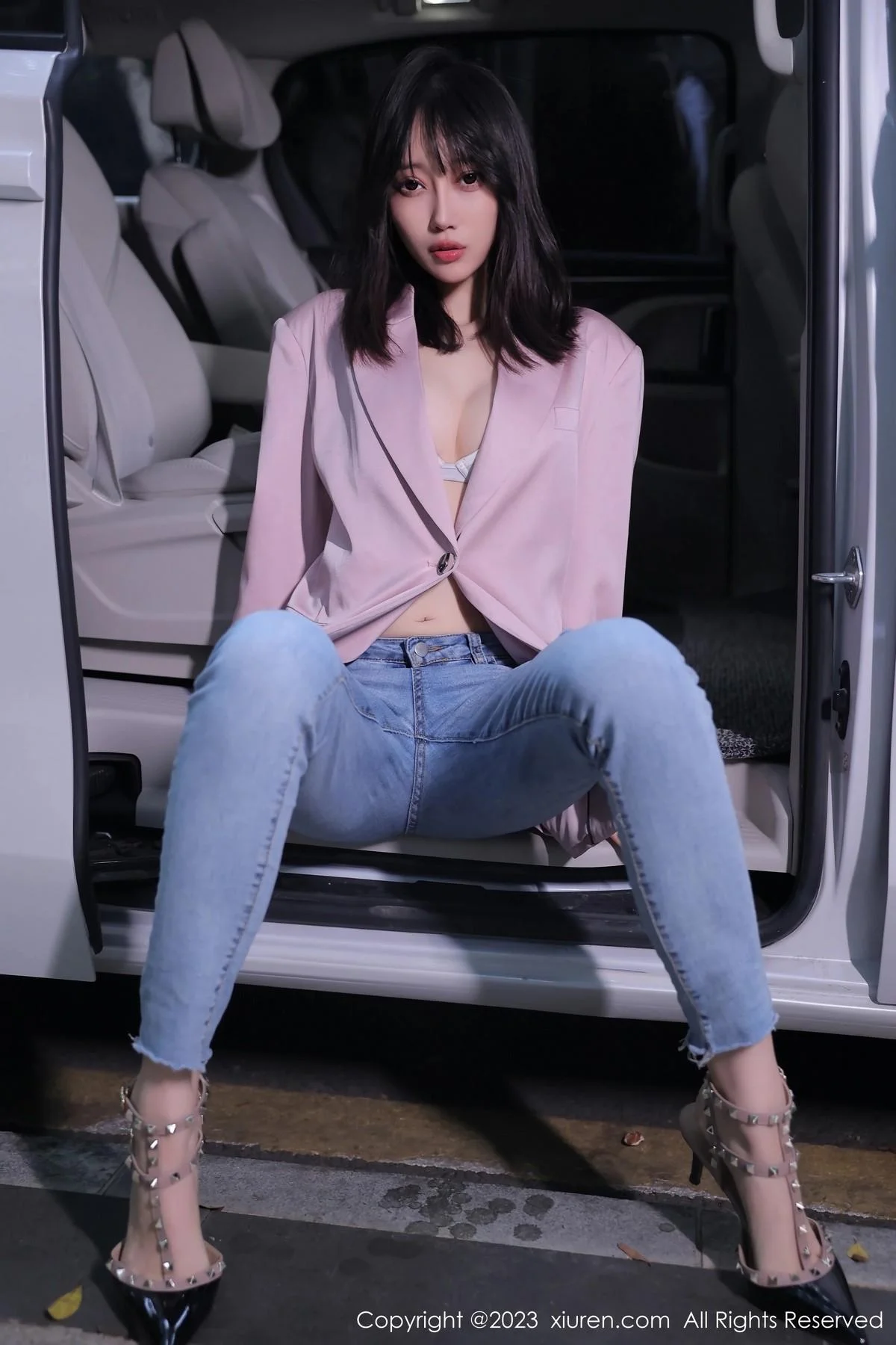玥儿玥er万宁旅拍粉灰色上衣配牛仔裤露白色内衣绝美写真 第 11 张