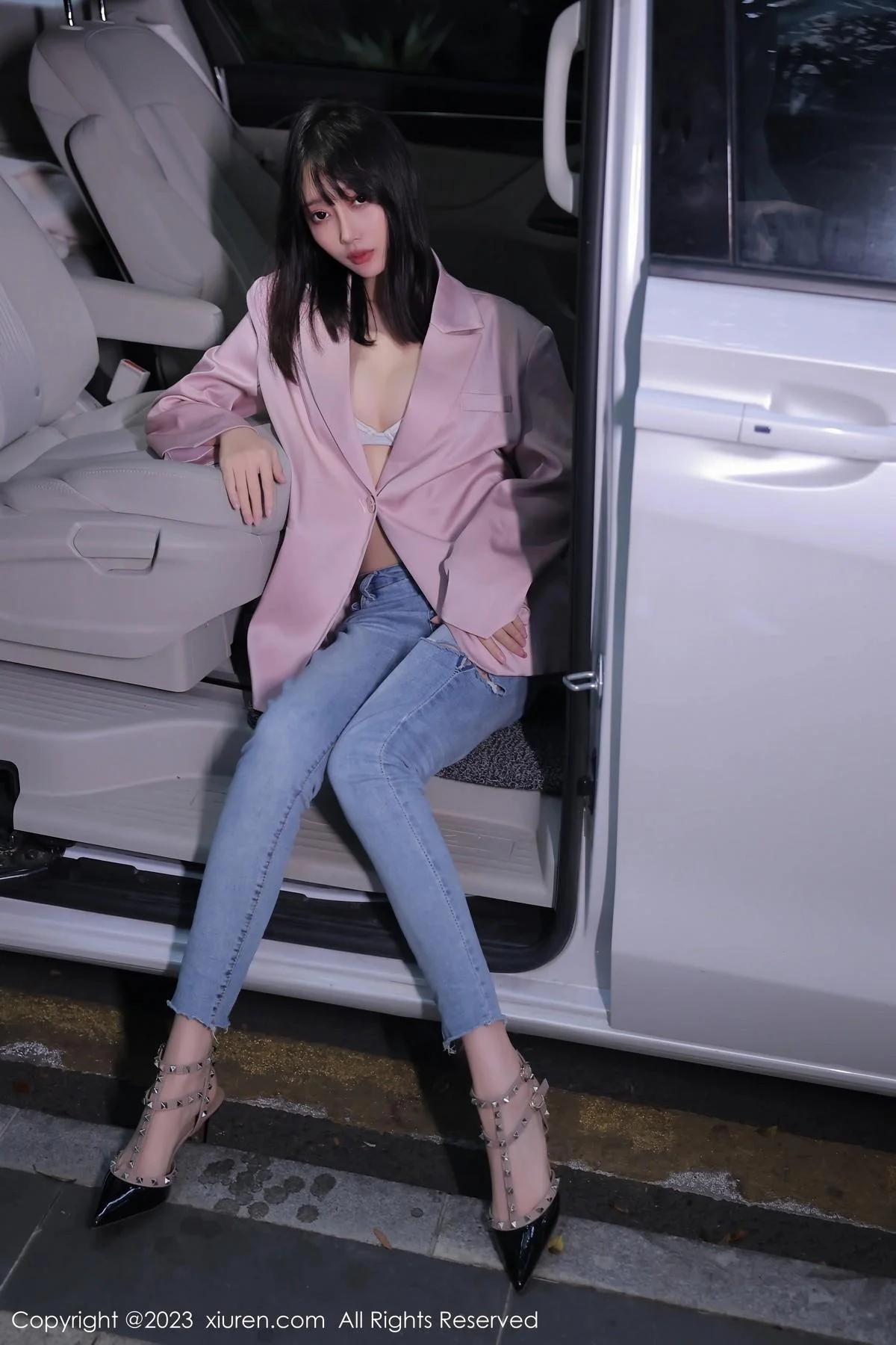 玥儿玥er万宁旅拍粉灰色上衣配牛仔裤露白色内衣绝美写真 第 12 张