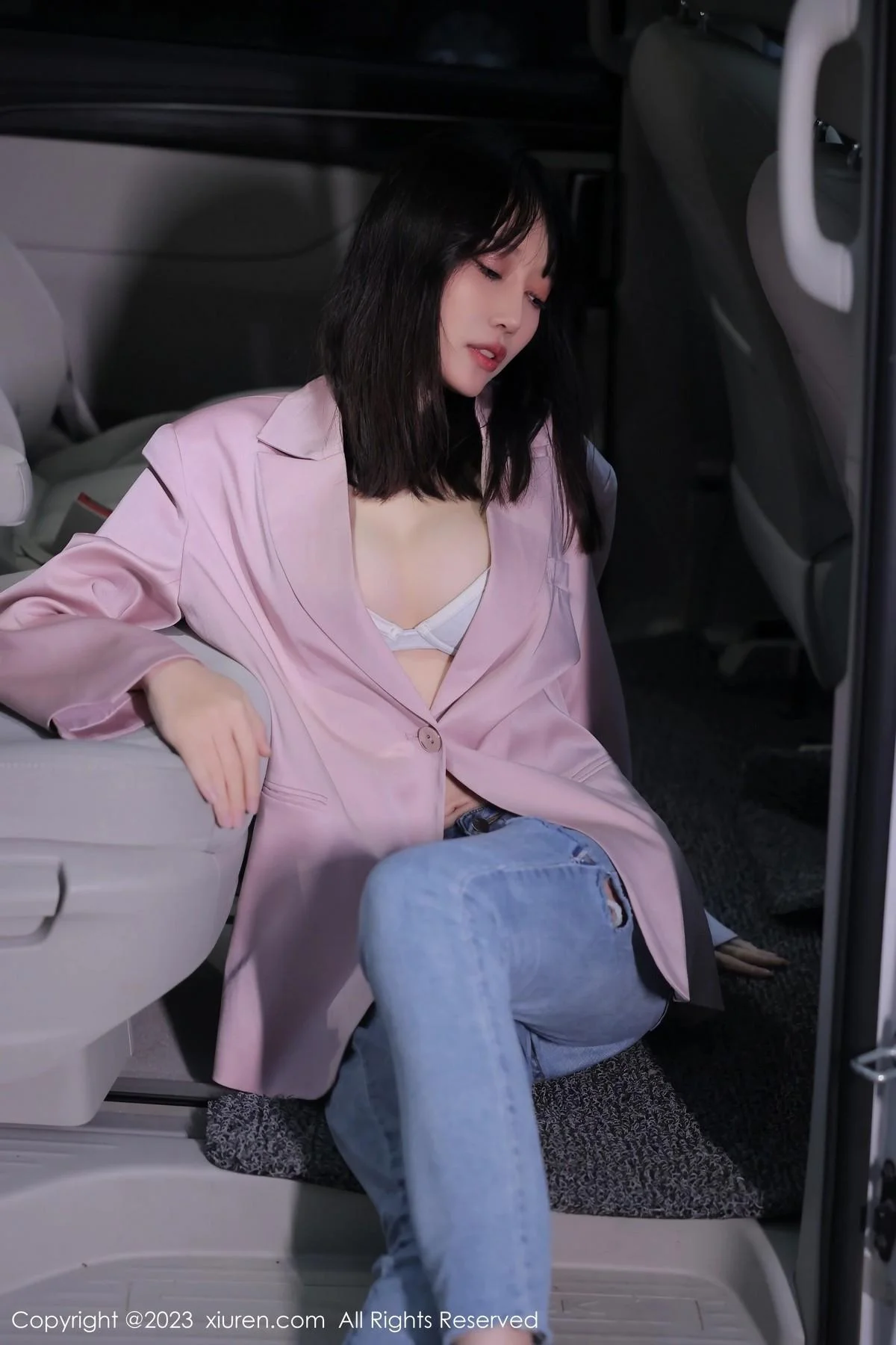玥儿玥er万宁旅拍粉灰色上衣配牛仔裤露白色内衣绝美写真 第 13 张