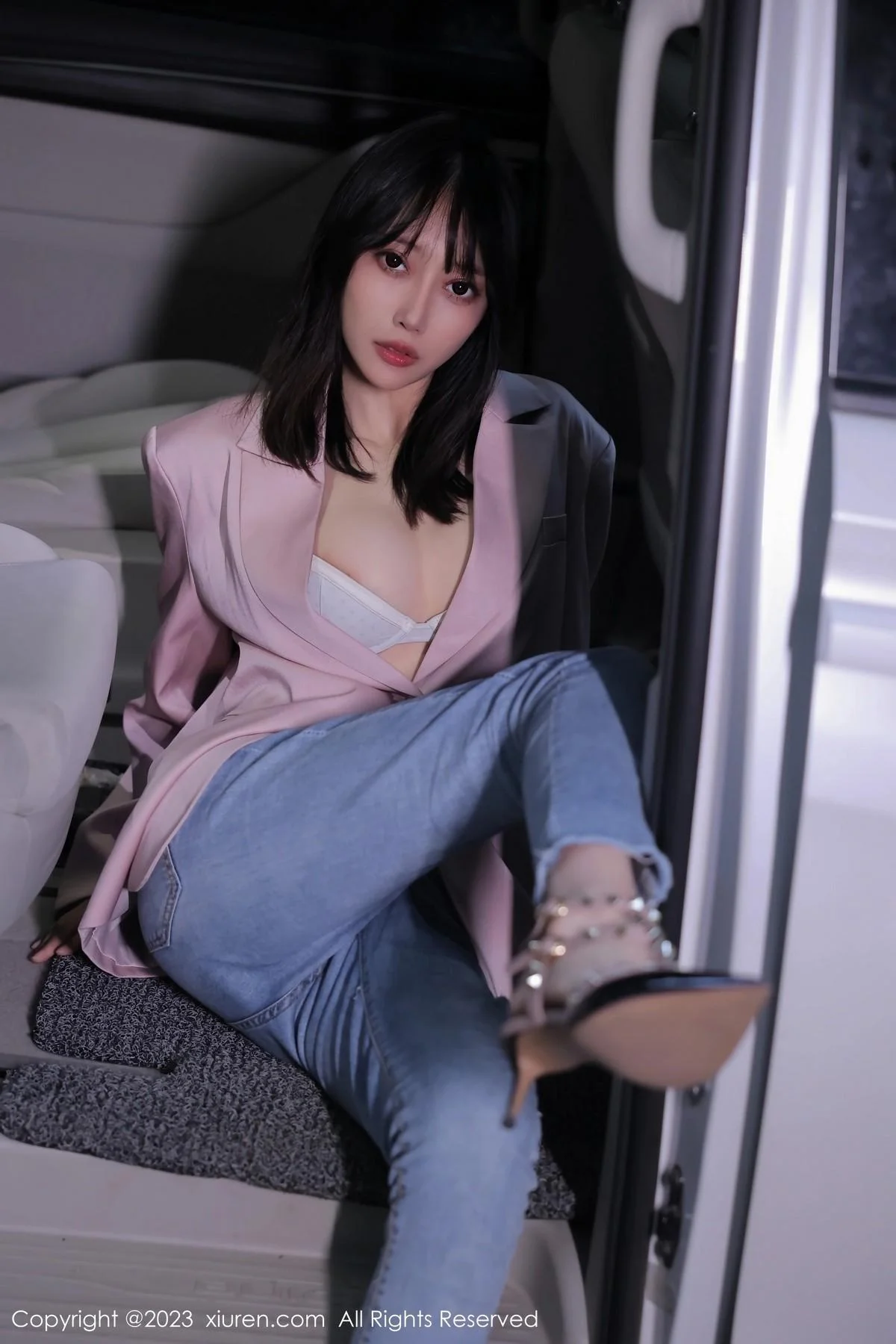 玥儿玥er万宁旅拍粉灰色上衣配牛仔裤露白色内衣绝美写真 第 16 张