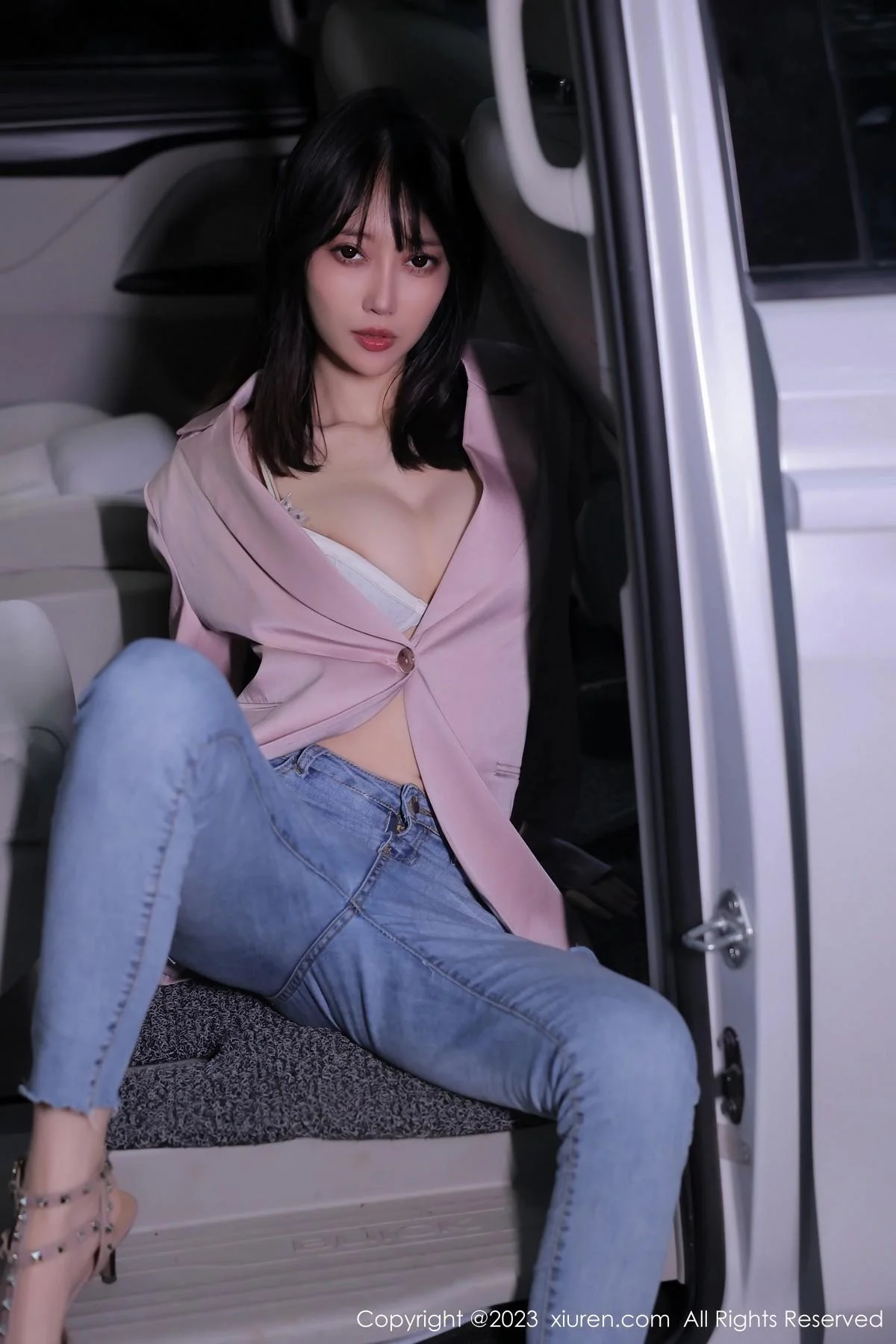 玥儿玥er万宁旅拍粉灰色上衣配牛仔裤露白色内衣绝美写真 第 17 张