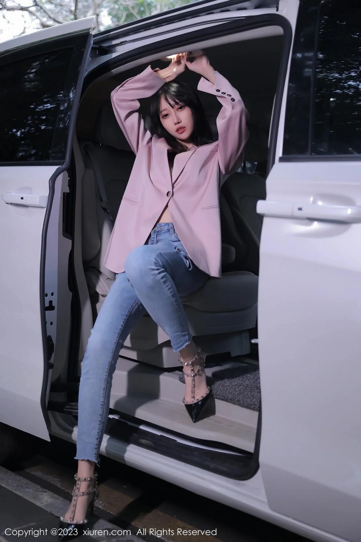 玥儿玥er万宁旅拍粉灰色上衣配牛仔裤露白色内衣绝美写真 第 3 张