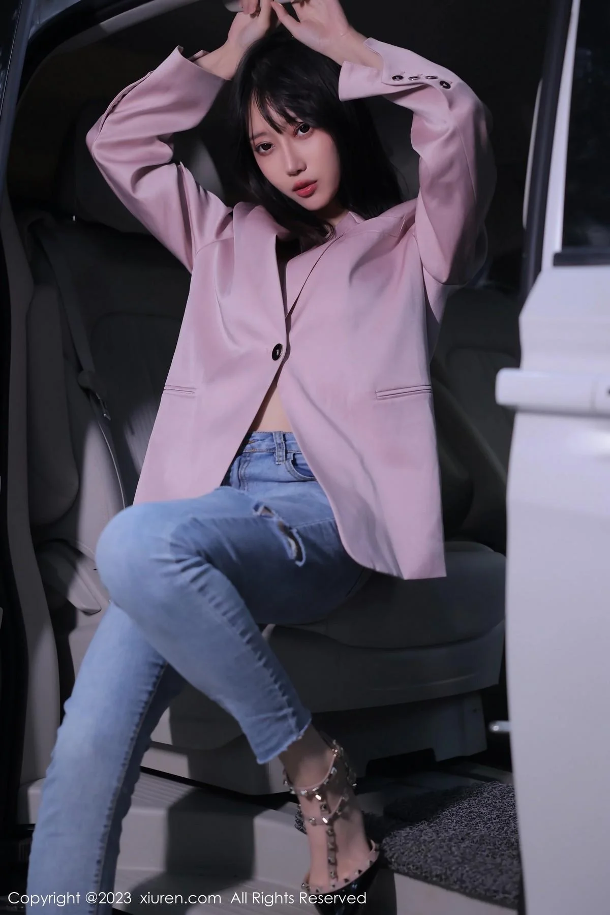 玥儿玥er万宁旅拍粉灰色上衣配牛仔裤露白色内衣绝美写真 第 4 张