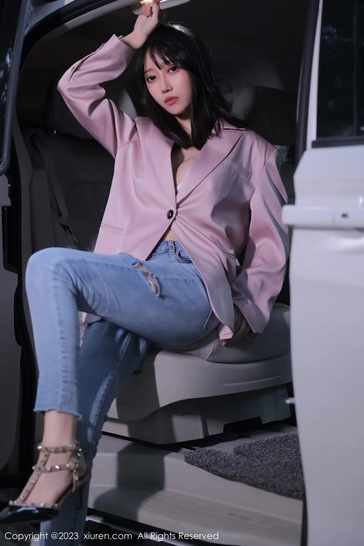 玥儿玥er万宁旅拍粉灰色上衣配牛仔裤露白色内衣绝美写真 第 5 张