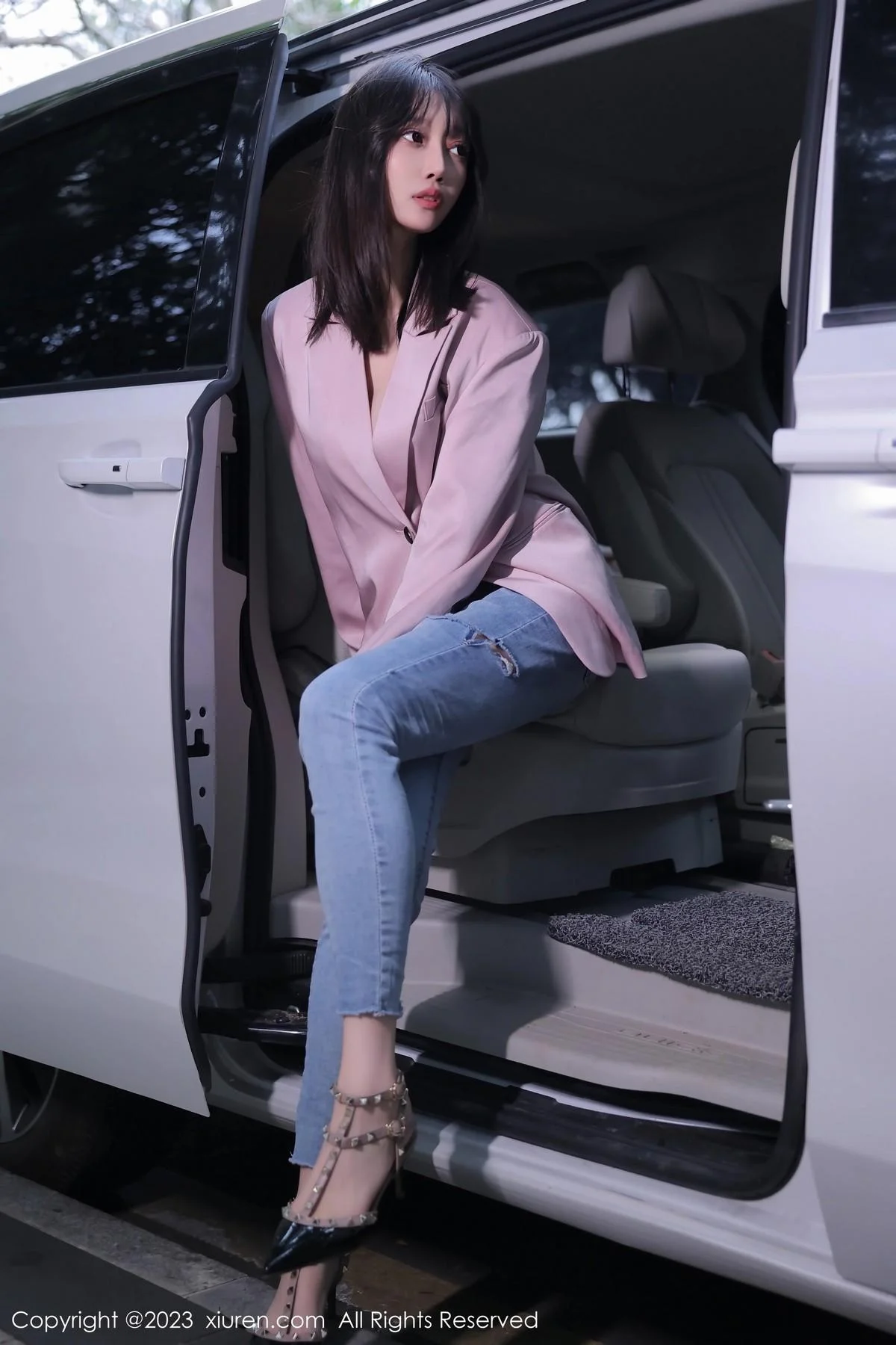 玥儿玥er万宁旅拍粉灰色上衣配牛仔裤露白色内衣绝美写真 第 7 张