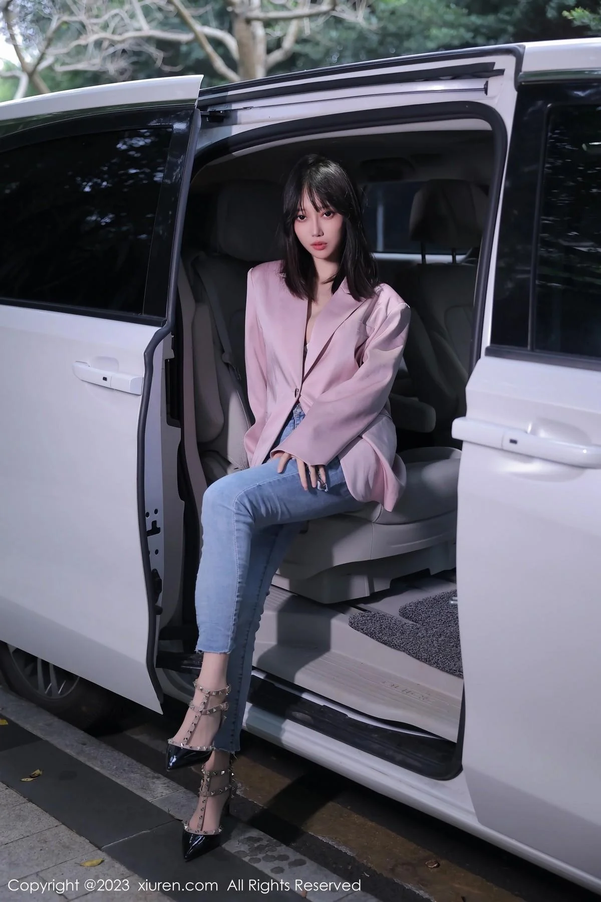 玥儿玥er万宁旅拍粉灰色上衣配牛仔裤露白色内衣绝美写真 第 9 张
