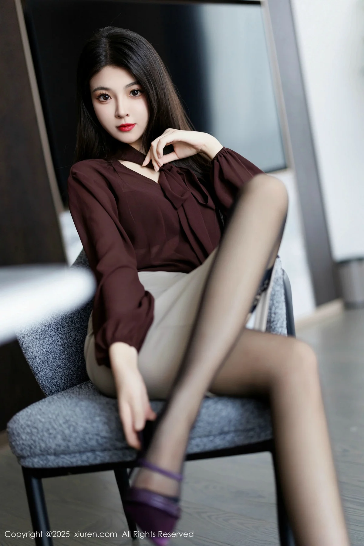 初梦瑶性感OL服饰露黑色内衣配黑丝袜秀完美身材绝美写真 第 12 张