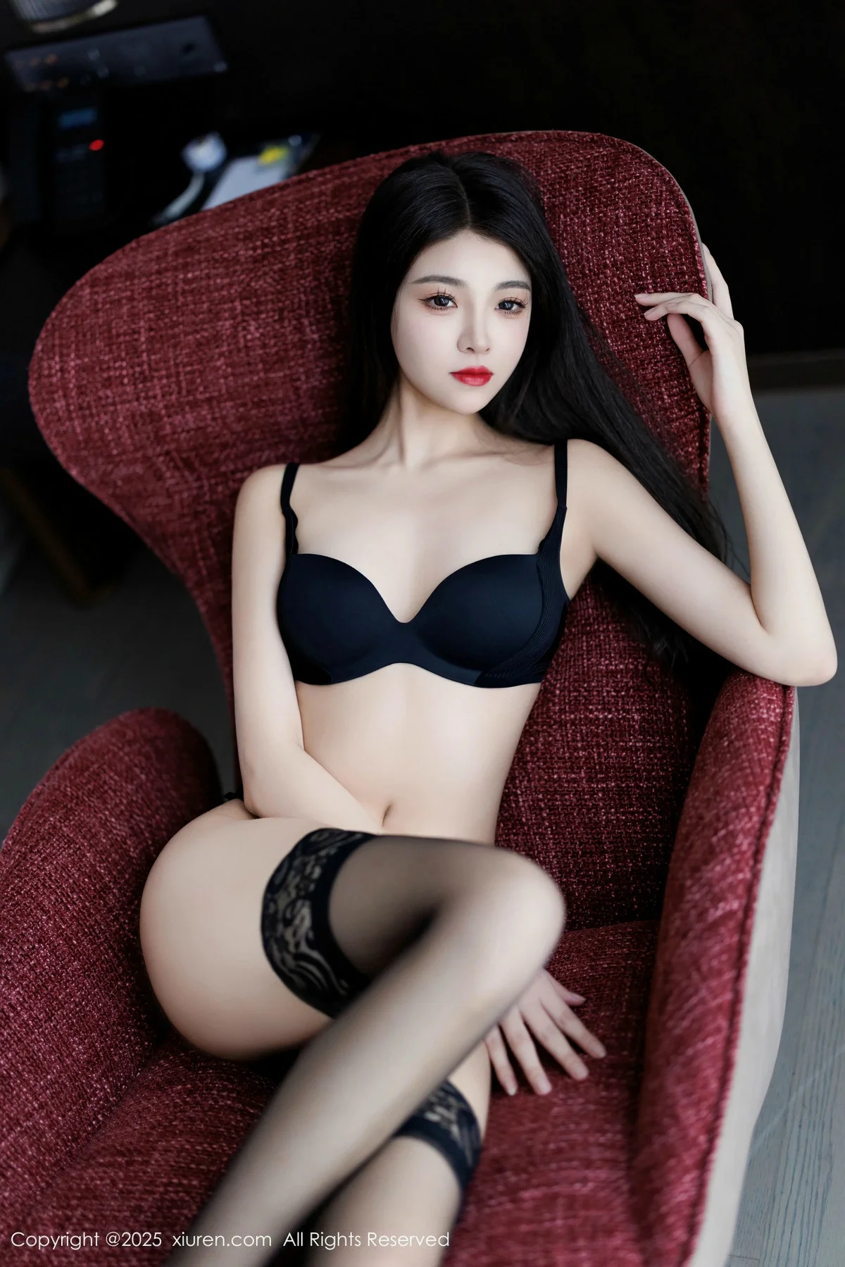 初梦瑶性感OL服饰露黑色内衣配黑丝袜秀完美身材绝美写真 第 131 张