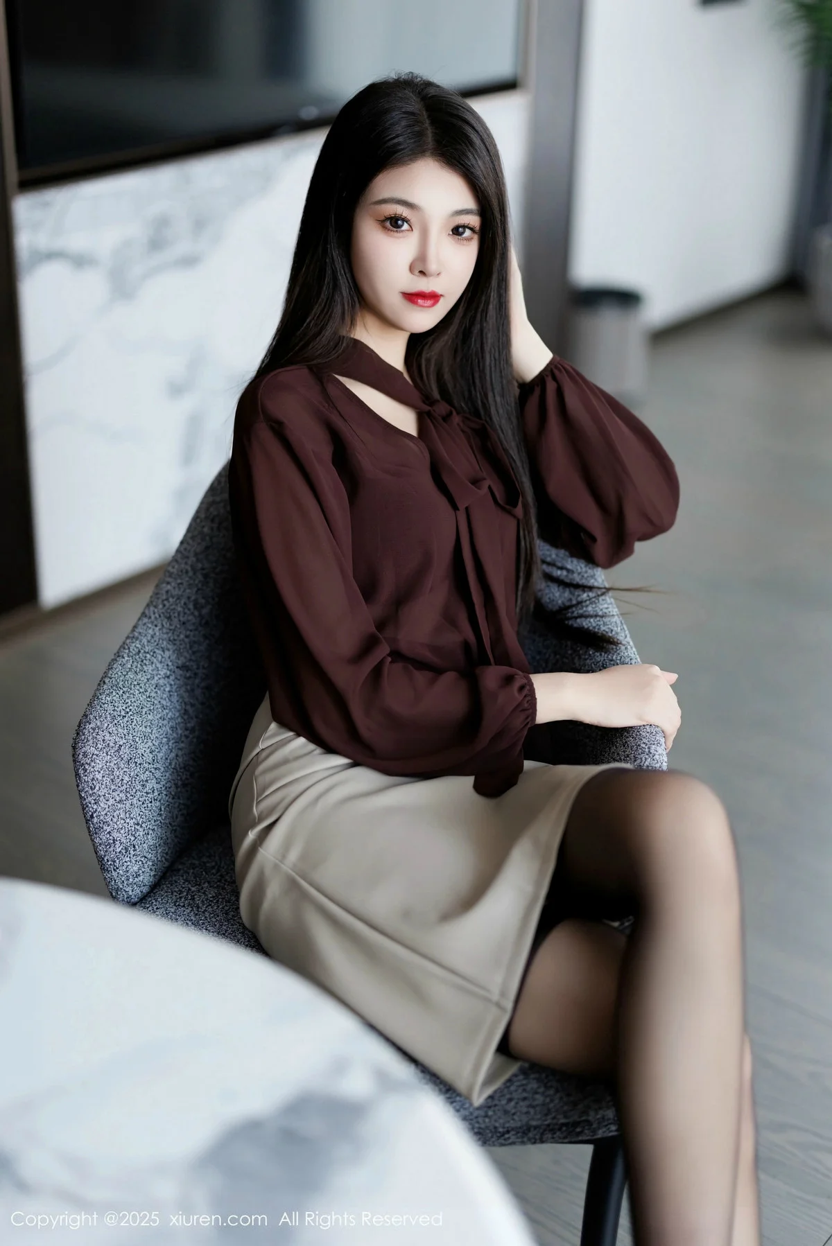 初梦瑶性感OL服饰露黑色内衣配黑丝袜秀完美身材绝美写真 第 4 张