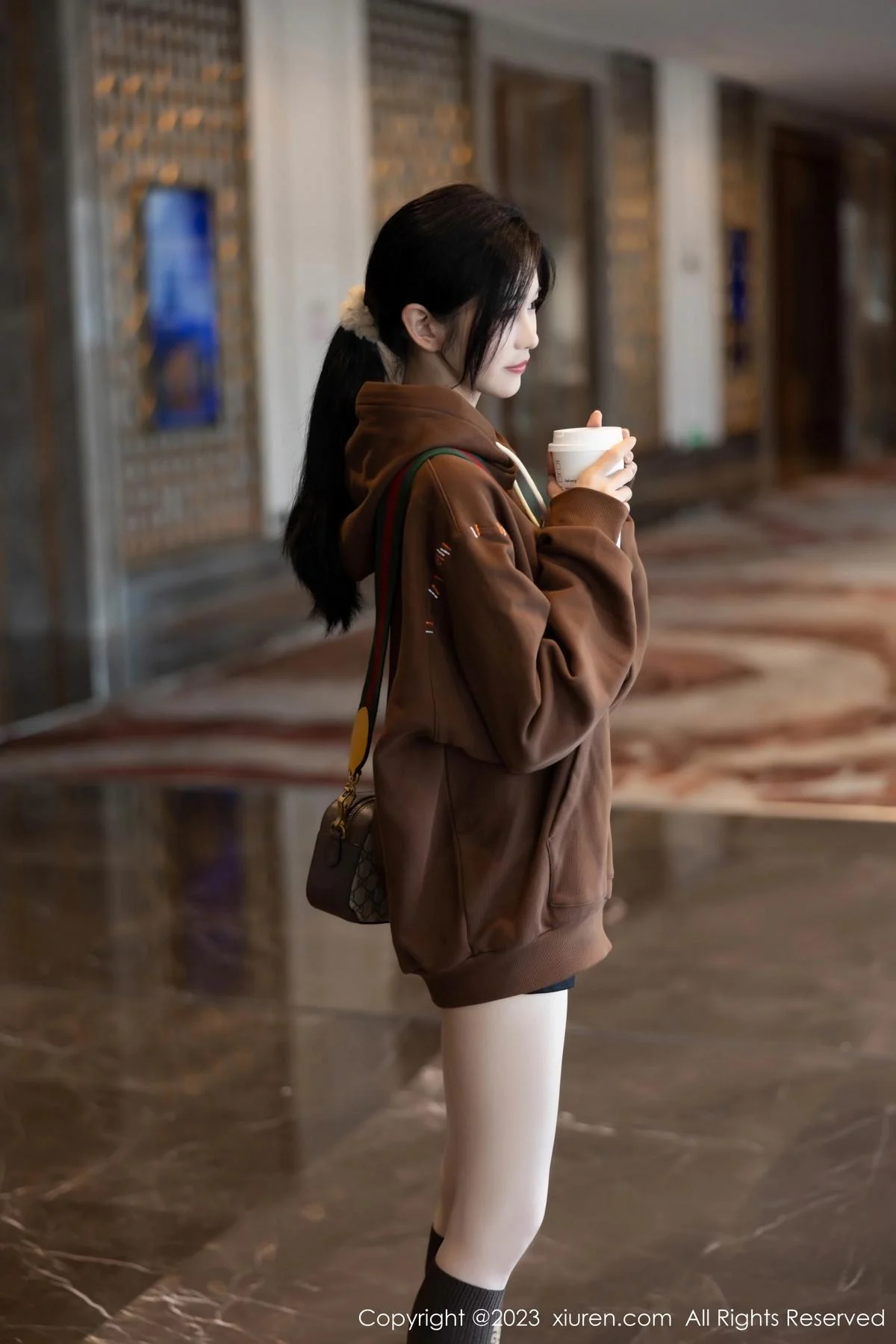 程程程咖啡色卫衣露淡红内衣配肉丝袜秀曼妙身姿绝美写真 第 1 张