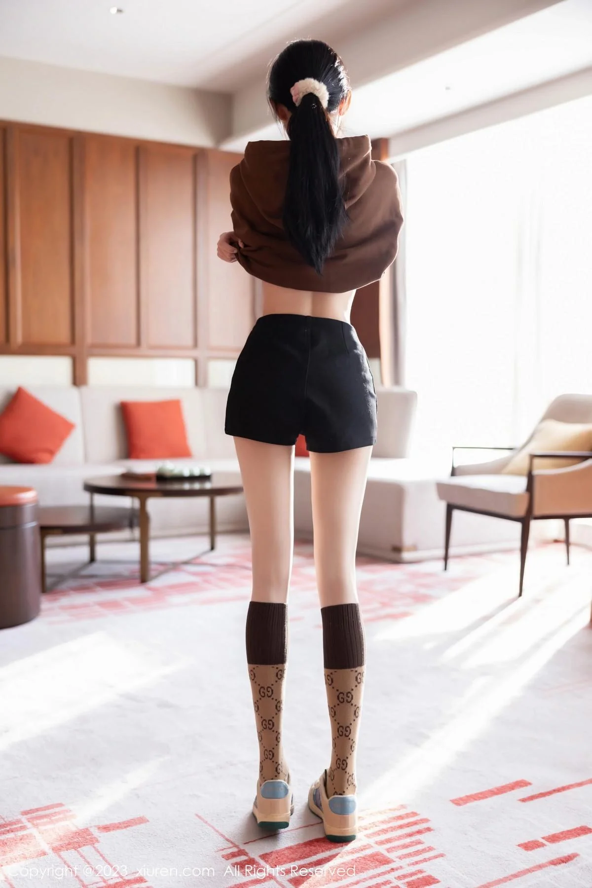 程程程咖啡色卫衣露淡红内衣配肉丝袜秀曼妙身姿绝美写真 第 18 张