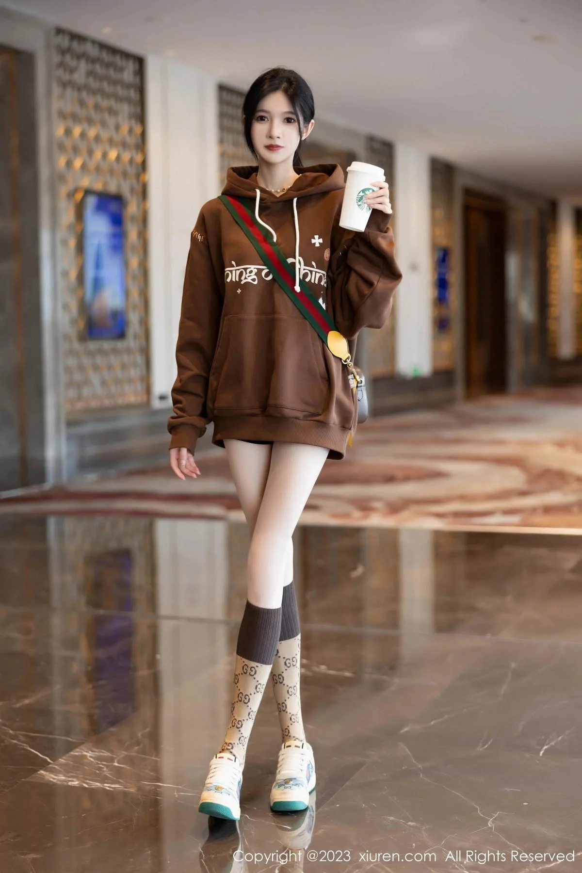 程程程咖啡色卫衣露淡红内衣配肉丝袜秀曼妙身姿绝美写真 第 2 张