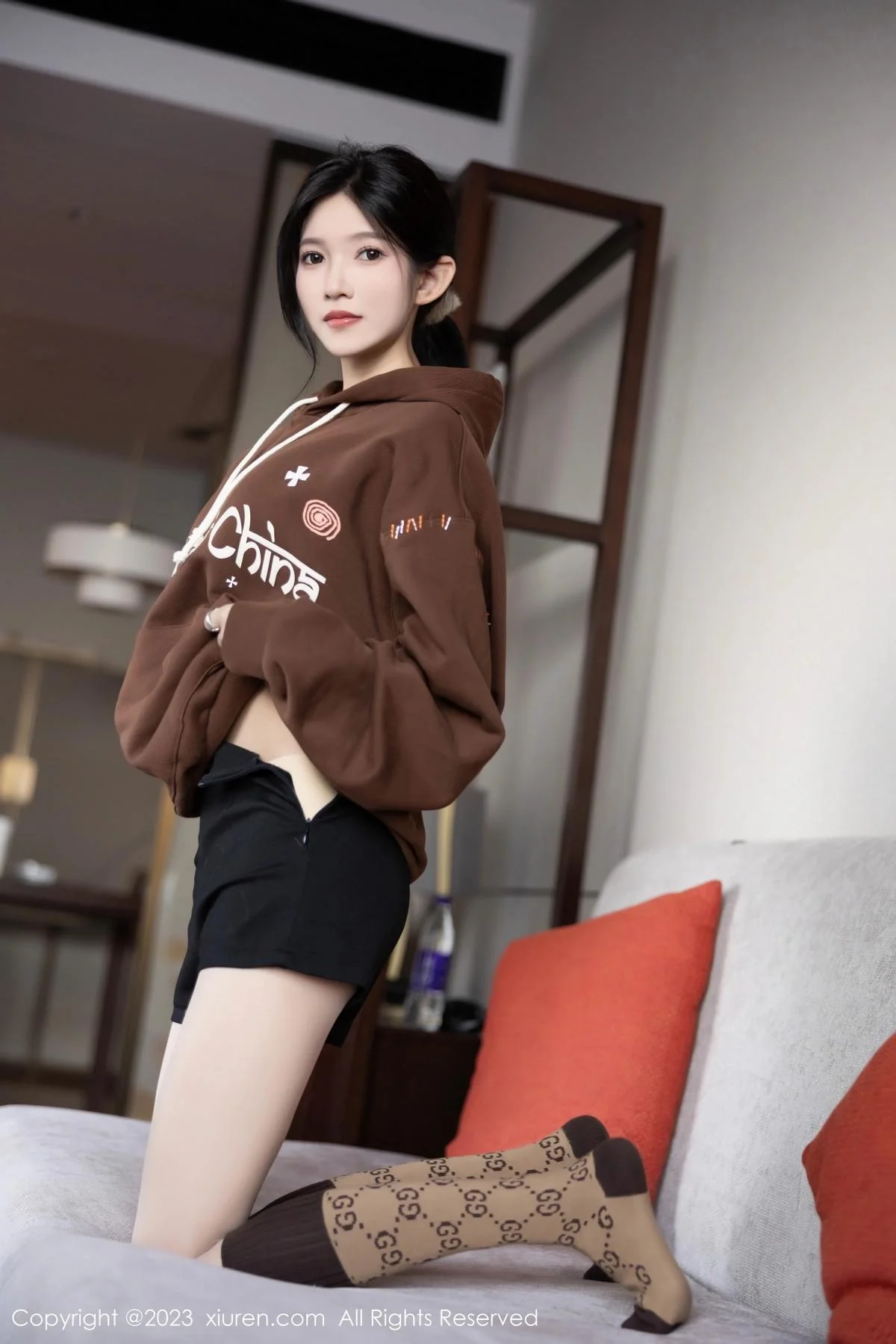 程程程咖啡色卫衣露淡红内衣配肉丝袜秀曼妙身姿绝美写真 第 25 张