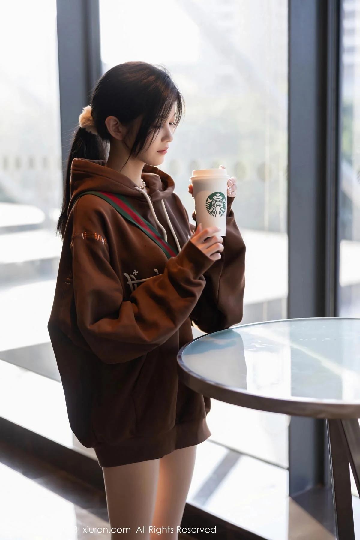 程程程咖啡色卫衣露淡红内衣配肉丝袜秀曼妙身姿绝美写真 第 3 张