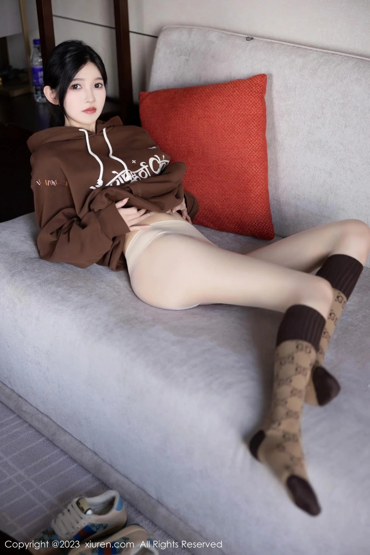 程程程咖啡色卫衣露淡红内衣配肉丝袜秀曼妙身姿绝美写真 第 30 张