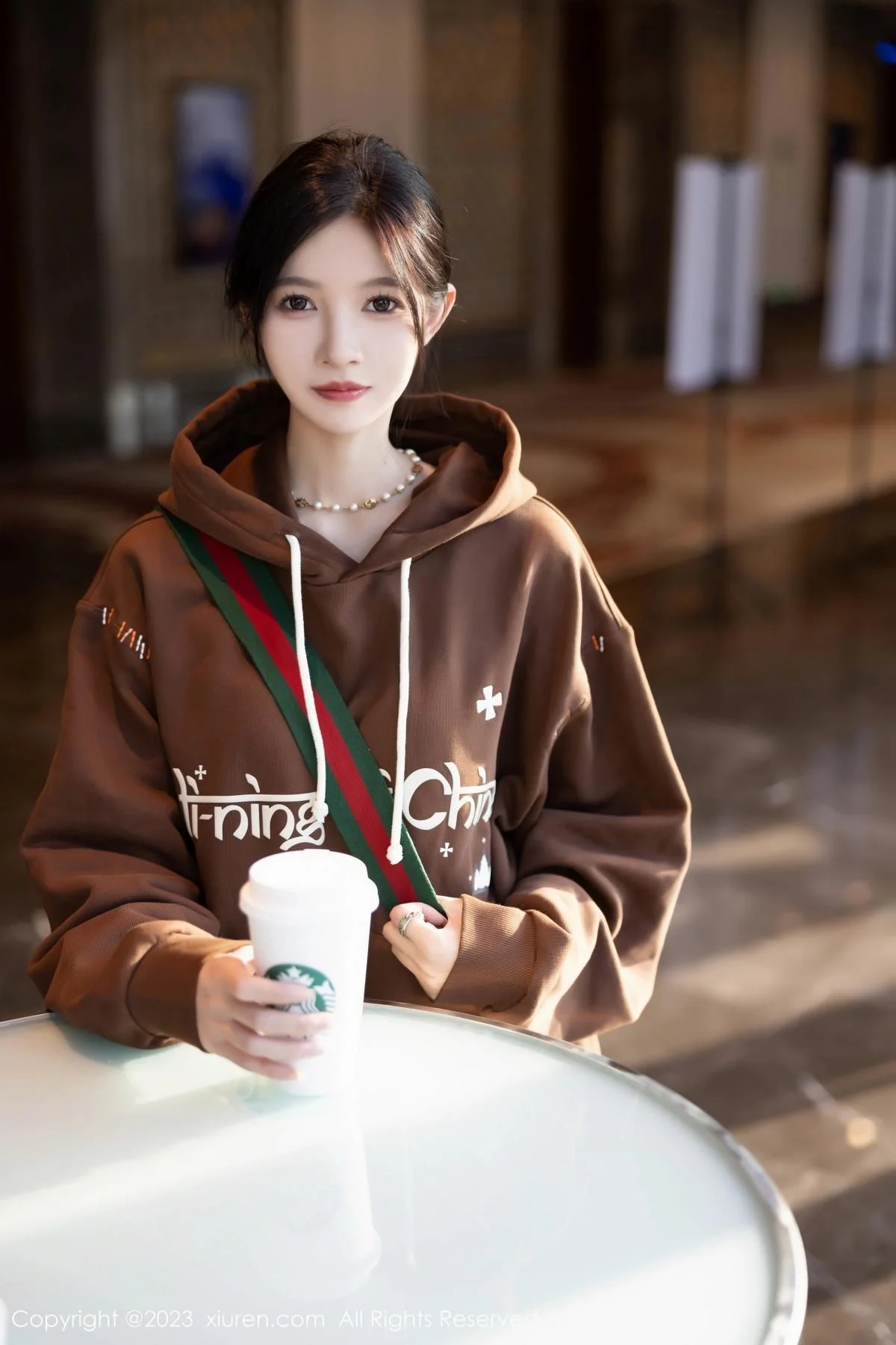 程程程咖啡色卫衣露淡红内衣配肉丝袜秀曼妙身姿绝美写真 第 5 张