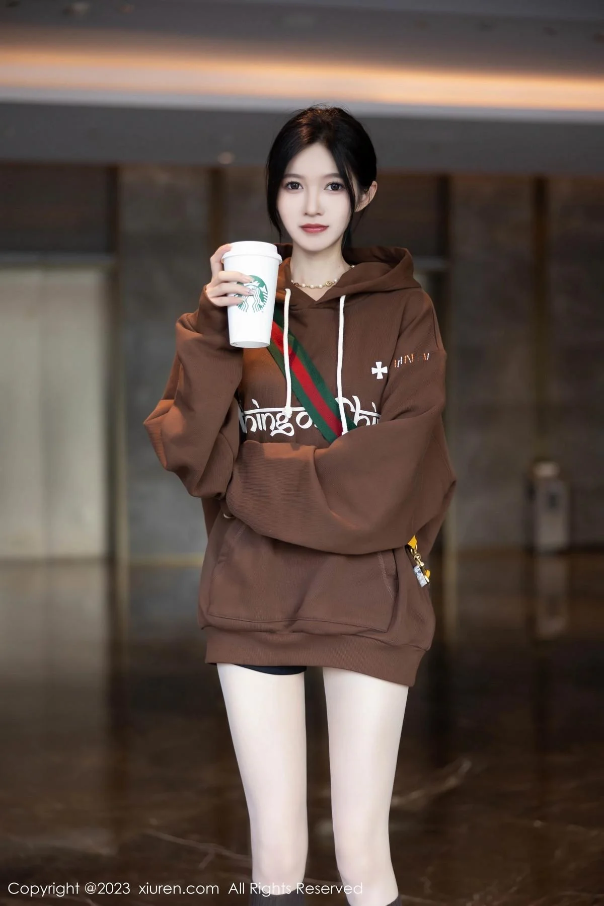 程程程咖啡色卫衣露淡红内衣配肉丝袜秀曼妙身姿绝美写真 第 6 张