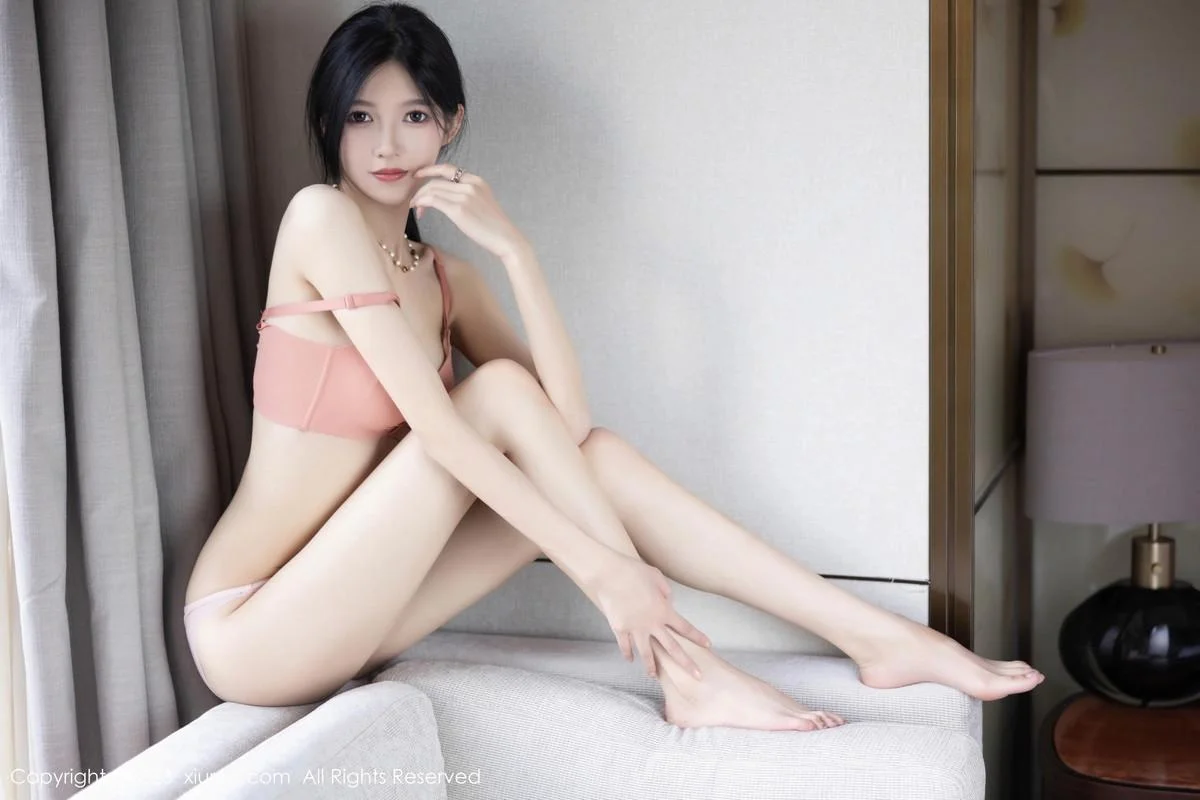 程程程咖啡色卫衣露淡红内衣配肉丝袜秀曼妙身姿绝美写真 第 73 张