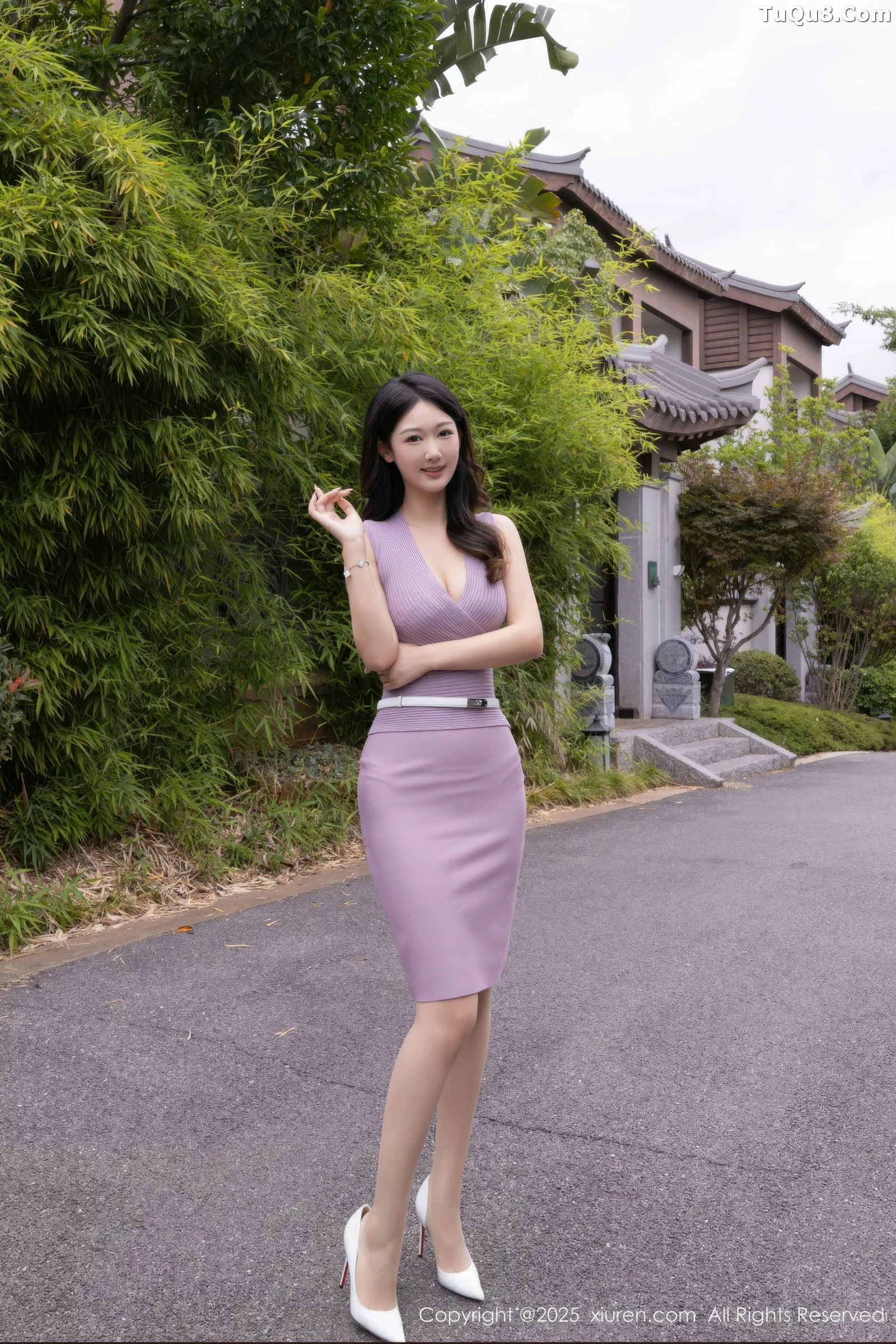 唐安琪性感紫色连衣裙露白色内衣配肉丝袜秀曼妙身姿绝美写真 第 2 张