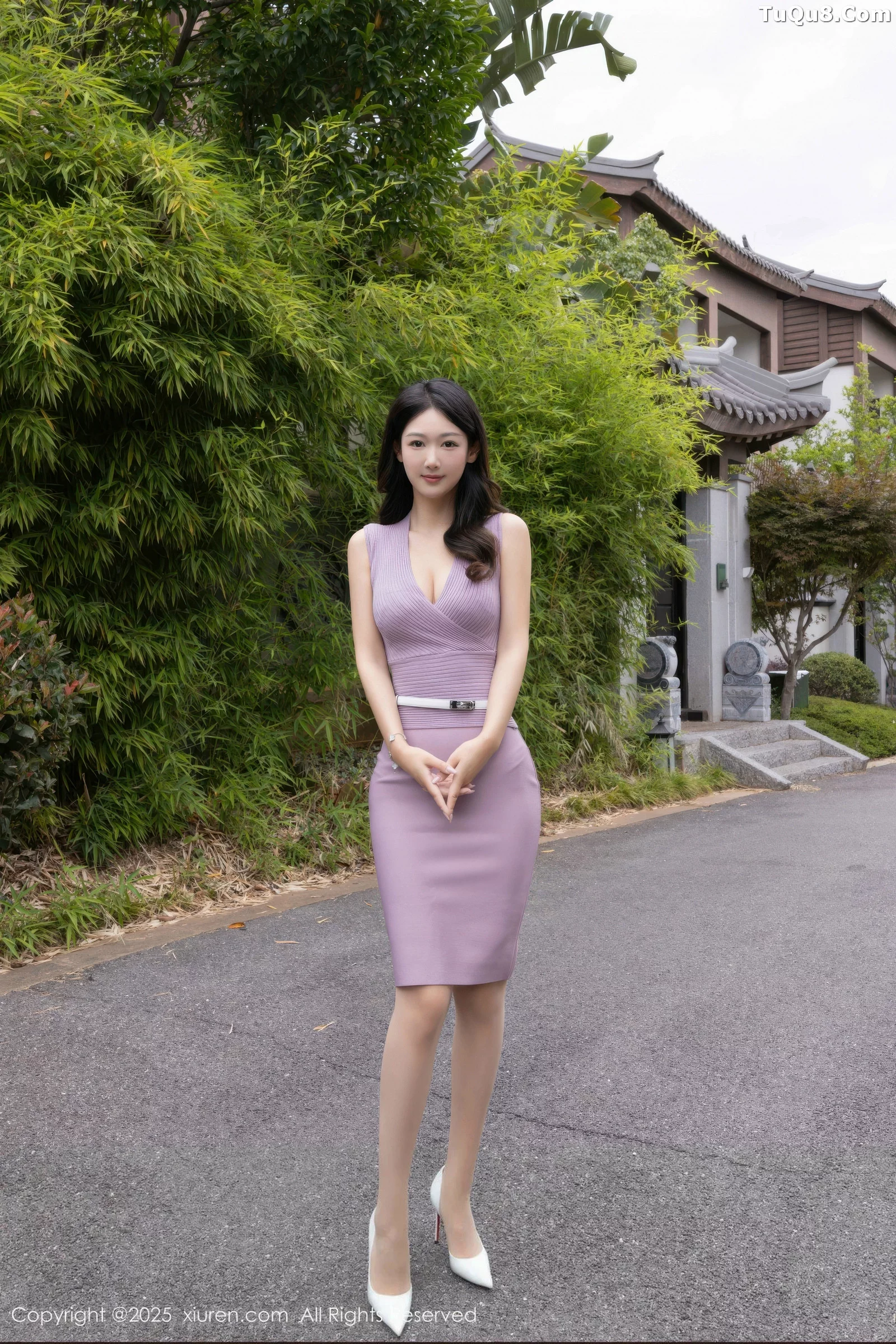 唐安琪性感紫色连衣裙露白色内衣配肉丝袜秀曼妙身姿绝美写真 第 4 张