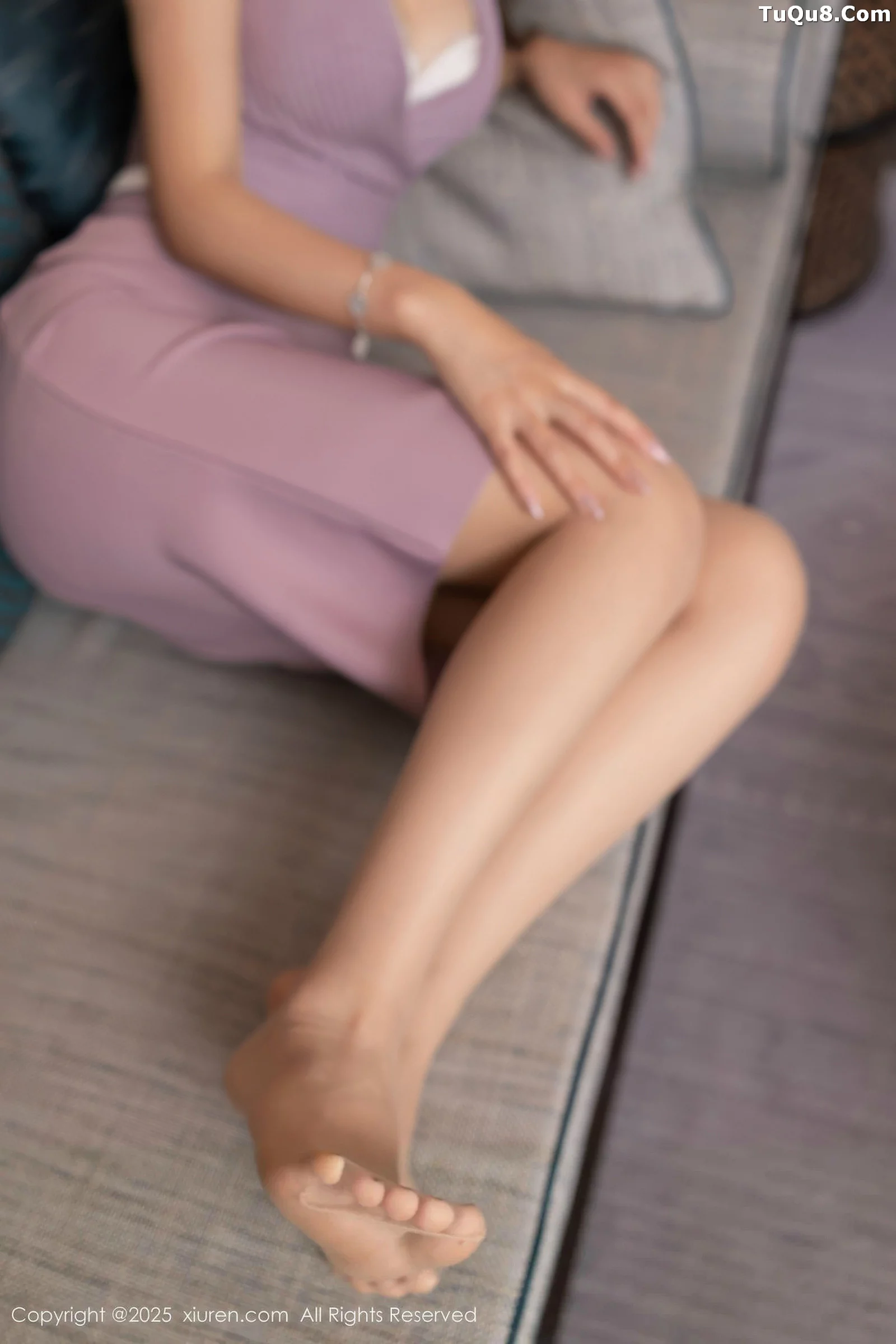 唐安琪性感紫色连衣裙露白色内衣配肉丝袜秀曼妙身姿绝美写真 第 49 张