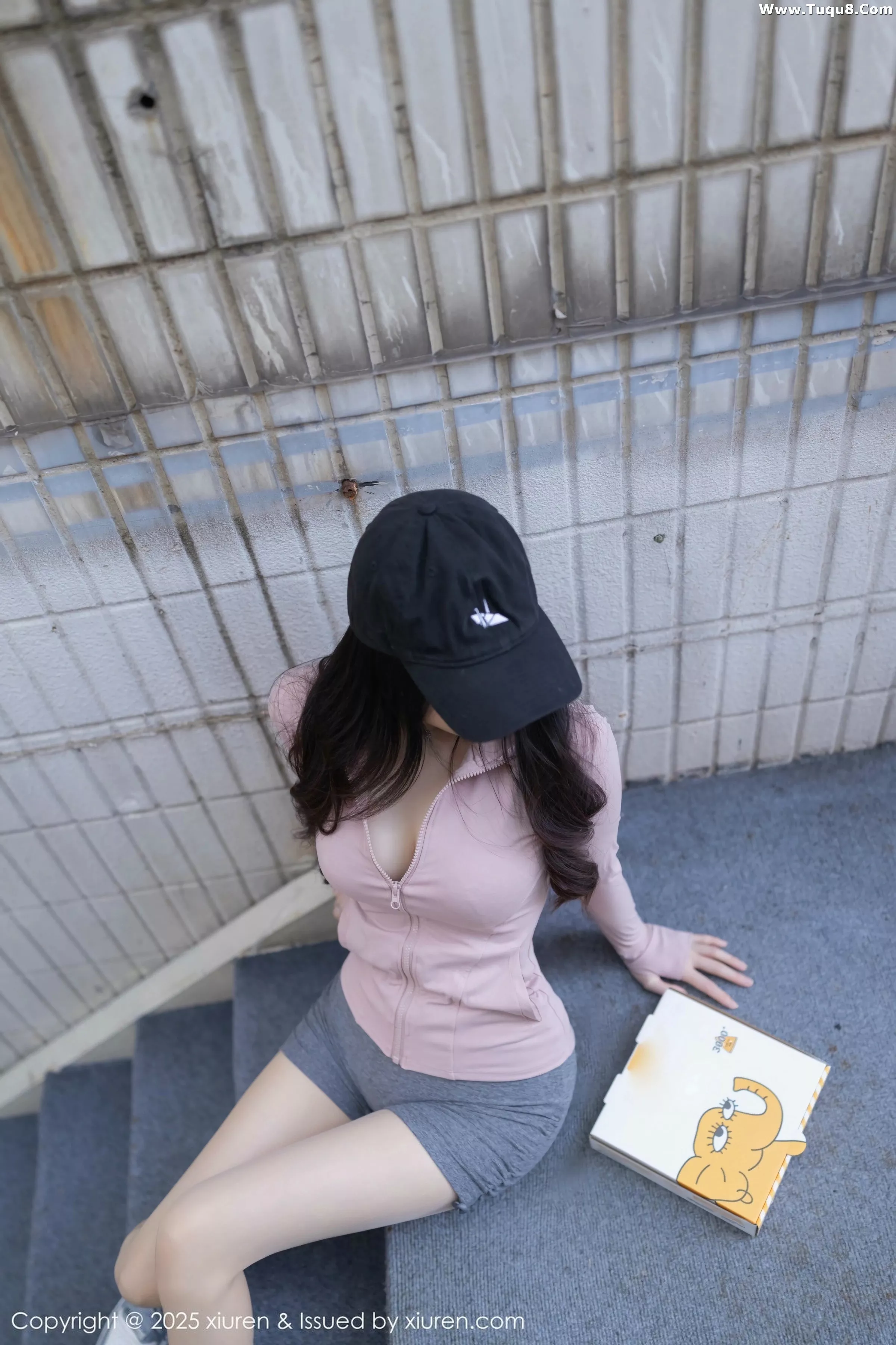鱼子酱Fish粉色上衣配灰短裙露灰色内衣秀曼妙身材绝美写真 第 11 张