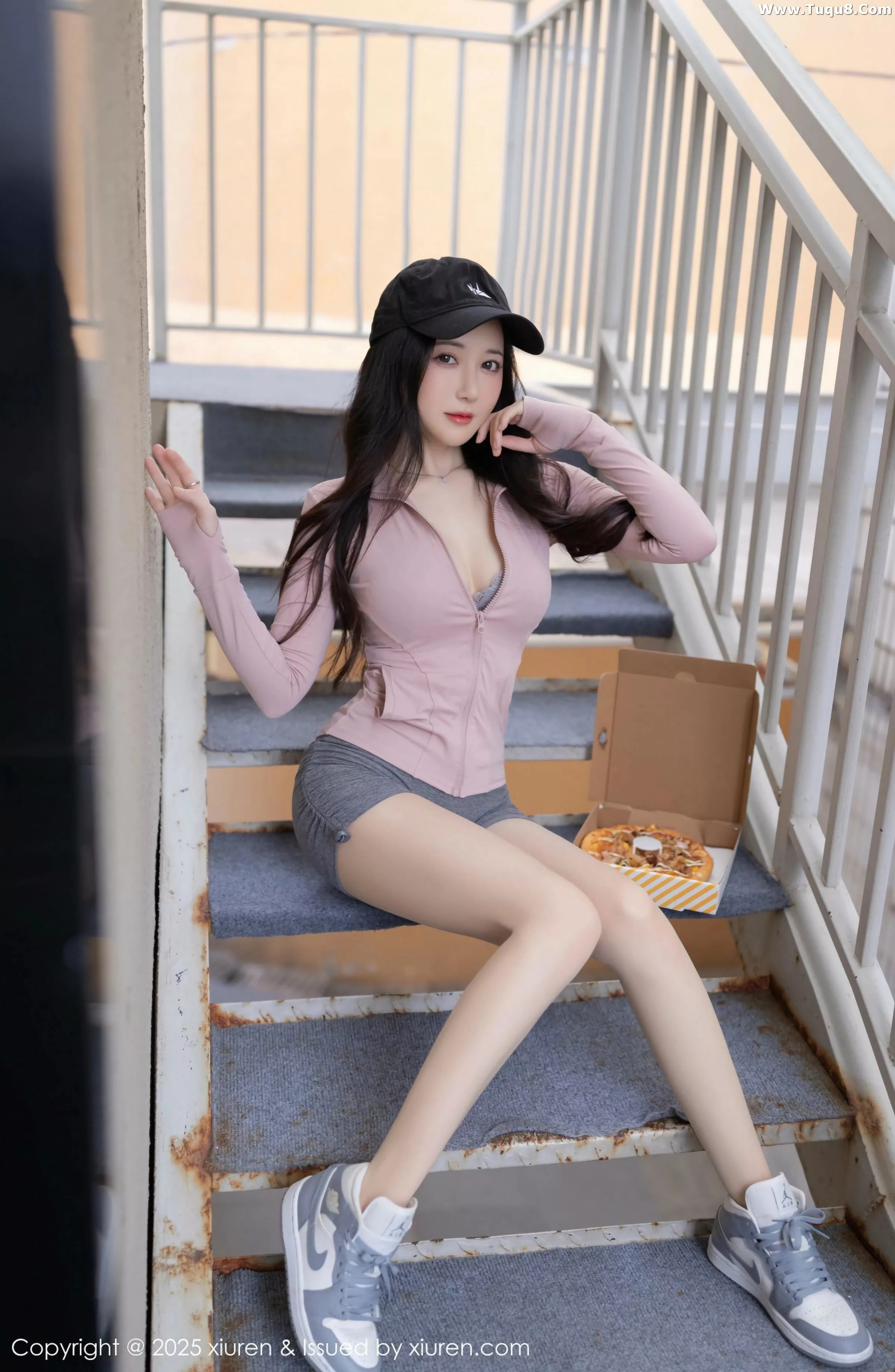 鱼子酱Fish粉色上衣配灰短裙露灰色内衣秀曼妙身材绝美写真 第 20 张