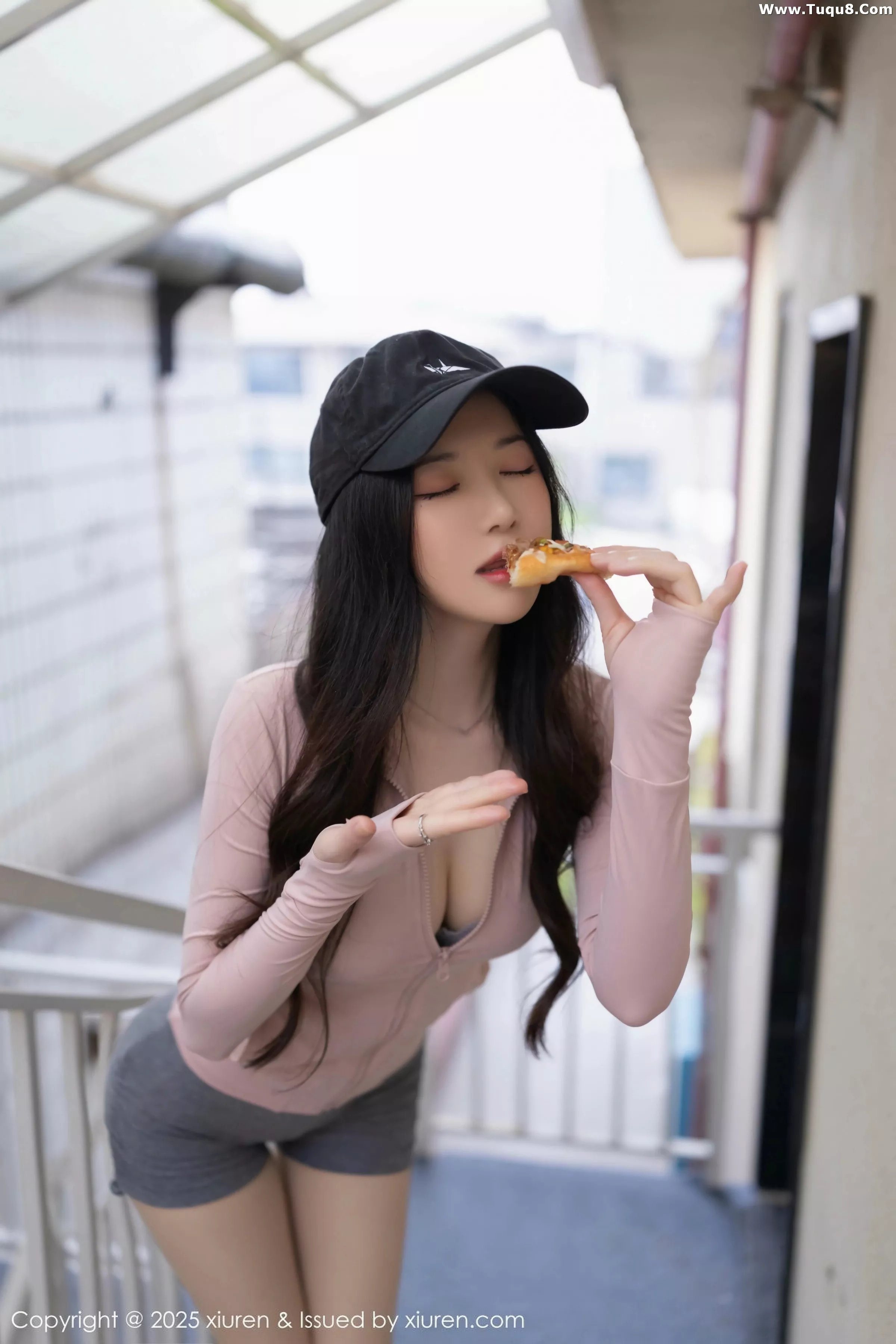 鱼子酱Fish粉色上衣配灰短裙露灰色内衣秀曼妙身材绝美写真 第 26 张